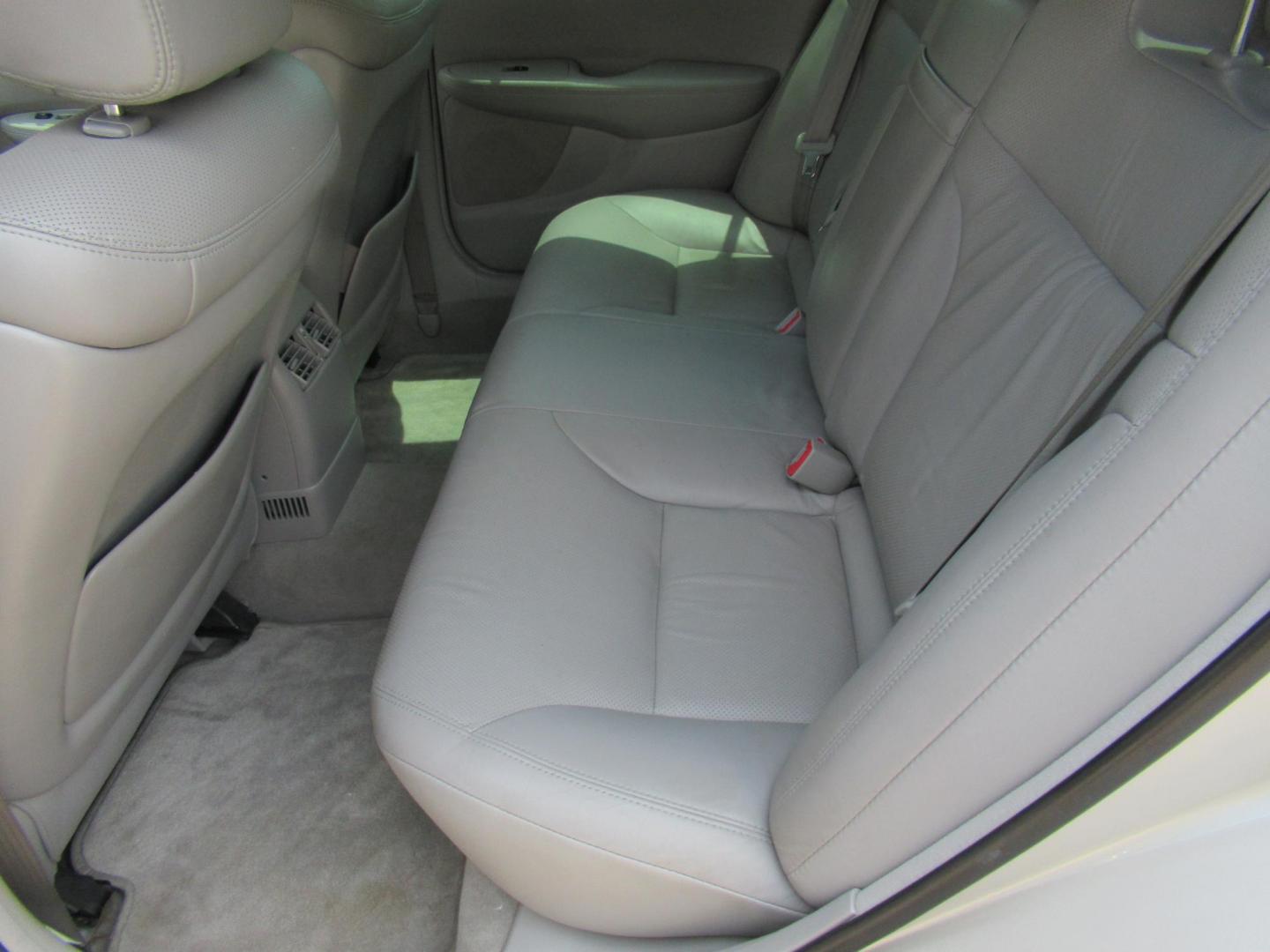 2006 Silver /Gray Lexus ES 330 Sedan (JTHBA30G065) with an 3.3L V6 DOHC 24V engine, 5-Speed Automatic Overdrive transmission, located at 1511 North Shepherd Dr., Houston, TX, 77008, (281) 657-1221, 29.798361, -95.412560 - 2006 LEXUS ES 330 VIN: JTHBA30G065174486 J T H B A 3 0 G 0 6 5 1 7 4 4 8 6 SEDAN 4 DR 3.3L V6 F 24V GASOLINE FRONT WHEEL DRIVE - Photo#6