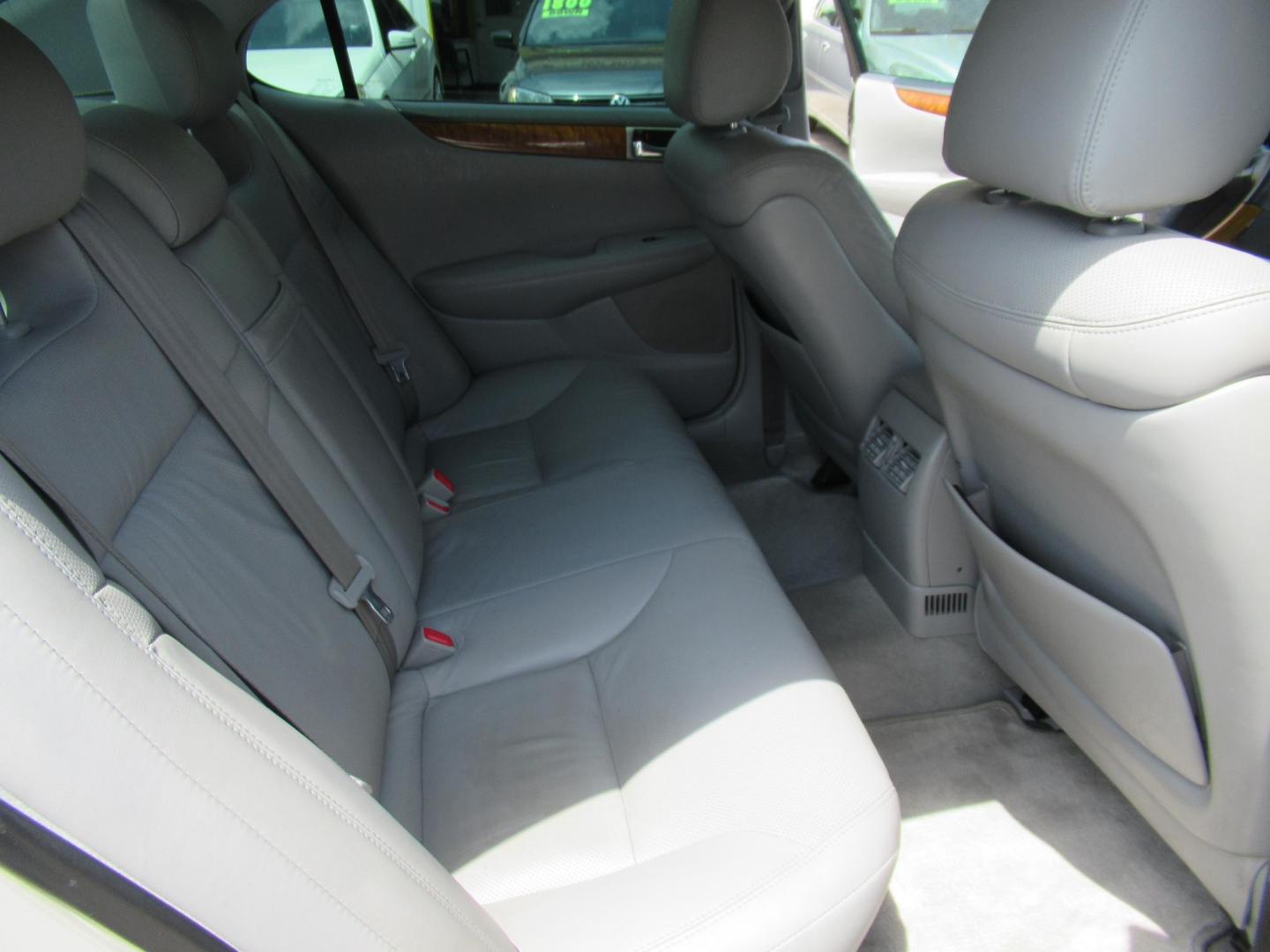 2006 Silver /Gray Lexus ES 330 Sedan (JTHBA30G065) with an 3.3L V6 DOHC 24V engine, 5-Speed Automatic Overdrive transmission, located at 1511 North Shepherd Dr., Houston, TX, 77008, (281) 657-1221, 29.798361, -95.412560 - 2006 LEXUS ES 330 VIN: JTHBA30G065174486 J T H B A 3 0 G 0 6 5 1 7 4 4 8 6 SEDAN 4 DR 3.3L V6 F 24V GASOLINE FRONT WHEEL DRIVE - Photo#7