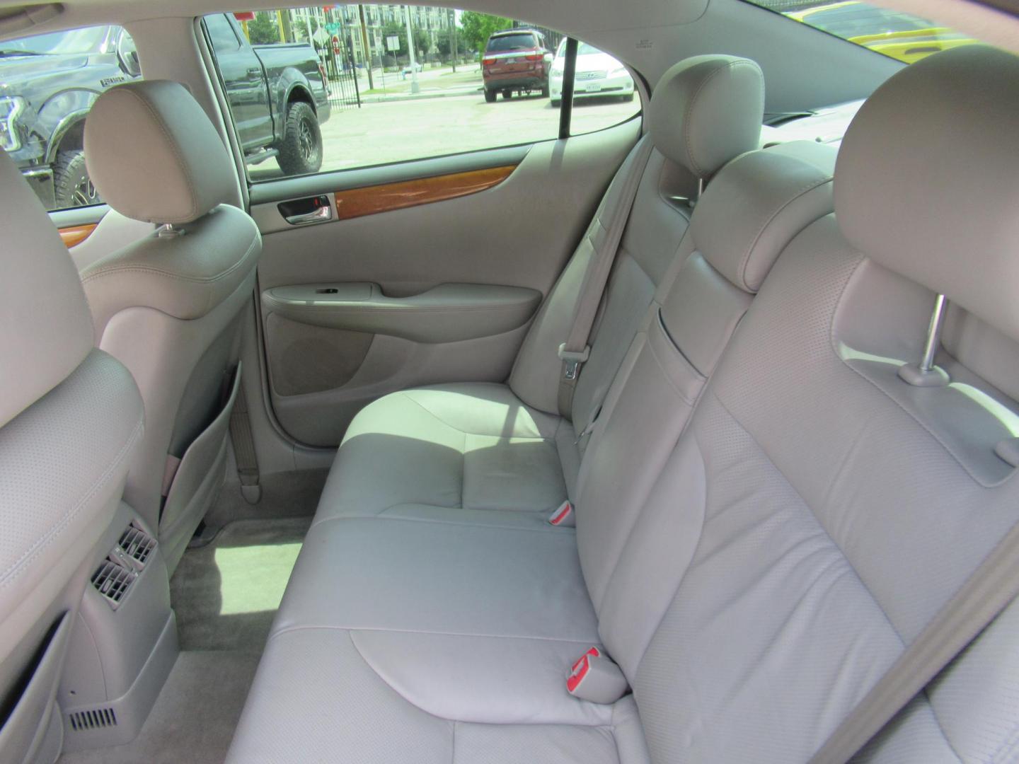 2006 Silver /Gray Lexus ES 330 Sedan (JTHBA30G065) with an 3.3L V6 DOHC 24V engine, 5-Speed Automatic Overdrive transmission, located at 1511 North Shepherd Dr., Houston, TX, 77008, (281) 657-1221, 29.798361, -95.412560 - 2006 LEXUS ES 330 VIN: JTHBA30G065174486 J T H B A 3 0 G 0 6 5 1 7 4 4 8 6 SEDAN 4 DR 3.3L V6 F 24V GASOLINE FRONT WHEEL DRIVE - Photo#8