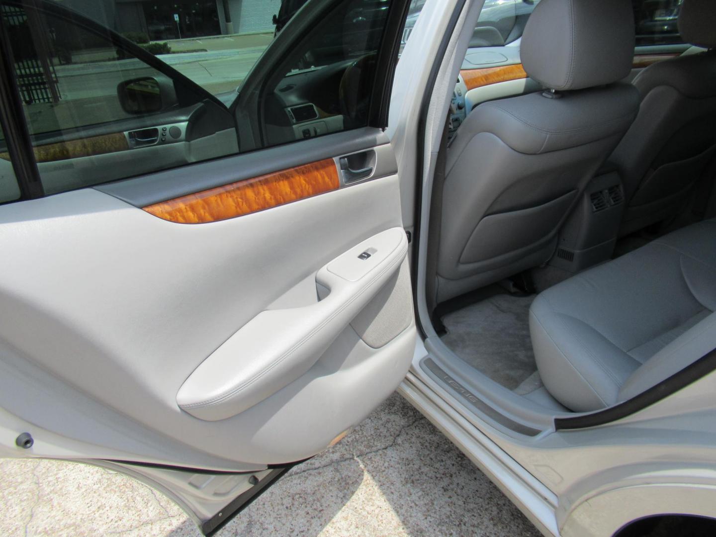 2006 Silver /Gray Lexus ES 330 Sedan (JTHBA30G065) with an 3.3L V6 DOHC 24V engine, 5-Speed Automatic Overdrive transmission, located at 1511 North Shepherd Dr., Houston, TX, 77008, (281) 657-1221, 29.798361, -95.412560 - 2006 LEXUS ES 330 VIN: JTHBA30G065174486 J T H B A 3 0 G 0 6 5 1 7 4 4 8 6 SEDAN 4 DR 3.3L V6 F 24V GASOLINE FRONT WHEEL DRIVE - Photo#9