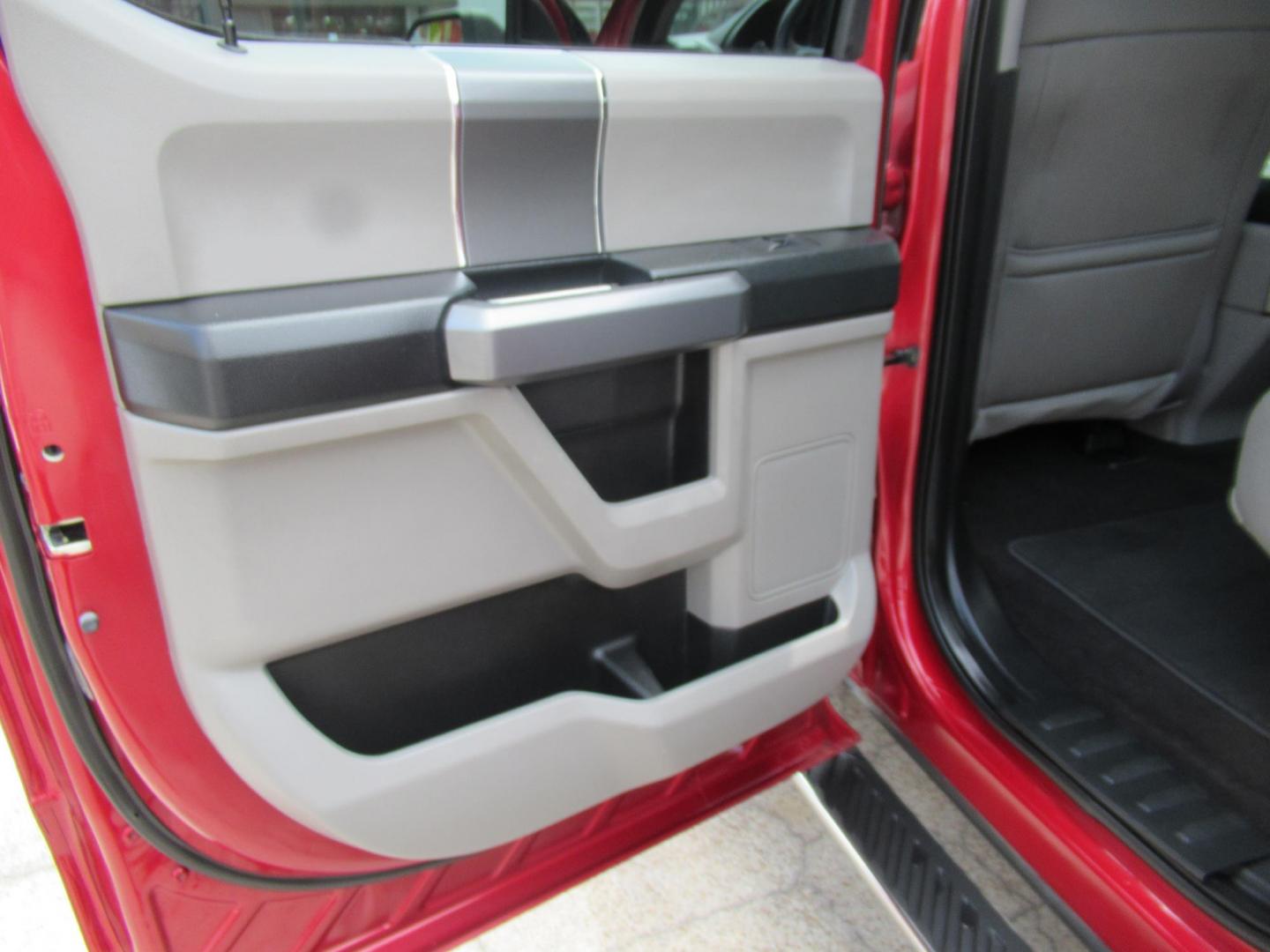 2018 Red /Gray Ford F-150 XLT SuperCrew 5.5-ft. Bed 4WD (1FTFW1EG2JK) with an 3.5 V6 engine, Automatic transmission, located at 1511 North Shepherd Dr., Houston, TX, 77008, (281) 657-1221, 29.798361, -95.412560 - 2018 FORD F-150 XLT VIN: 1FTFW1EG2JKE39369 1 F T F W 1 E G 2 J K E 3 9 3 6 9 CREW PICKUP 3.5L V6 F DOHC 24V GASOLINE REAR WHEEL DRIVE W/ 4X4 - Photo#11