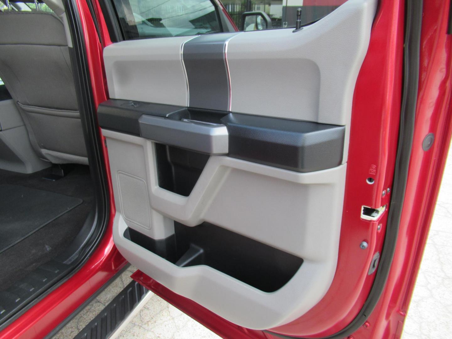 2018 Red /Gray Ford F-150 XLT SuperCrew 5.5-ft. Bed 4WD (1FTFW1EG2JK) with an 3.5 V6 engine, Automatic transmission, located at 1511 North Shepherd Dr., Houston, TX, 77008, (281) 657-1221, 29.798361, -95.412560 - 2018 FORD F-150 XLT VIN: 1FTFW1EG2JKE39369 1 F T F W 1 E G 2 J K E 3 9 3 6 9 CREW PICKUP 3.5L V6 F DOHC 24V GASOLINE REAR WHEEL DRIVE W/ 4X4 - Photo#13