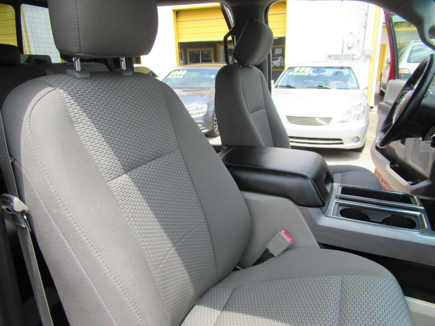 2018 Red /Gray Ford F-150 XLT SuperCrew 5.5-ft. Bed 4WD (1FTFW1EG2JK) with an 3.5 V6 engine, Automatic transmission, located at 1511 North Shepherd Dr., Houston, TX, 77008, (281) 657-1221, 29.798361, -95.412560 - 2018 FORD F-150 XLT VIN: 1FTFW1EG2JKE39369 1 F T F W 1 E G 2 J K E 3 9 3 6 9 CREW PICKUP 3.5L V6 F DOHC 24V GASOLINE REAR WHEEL DRIVE W/ 4X4 - Photo#15