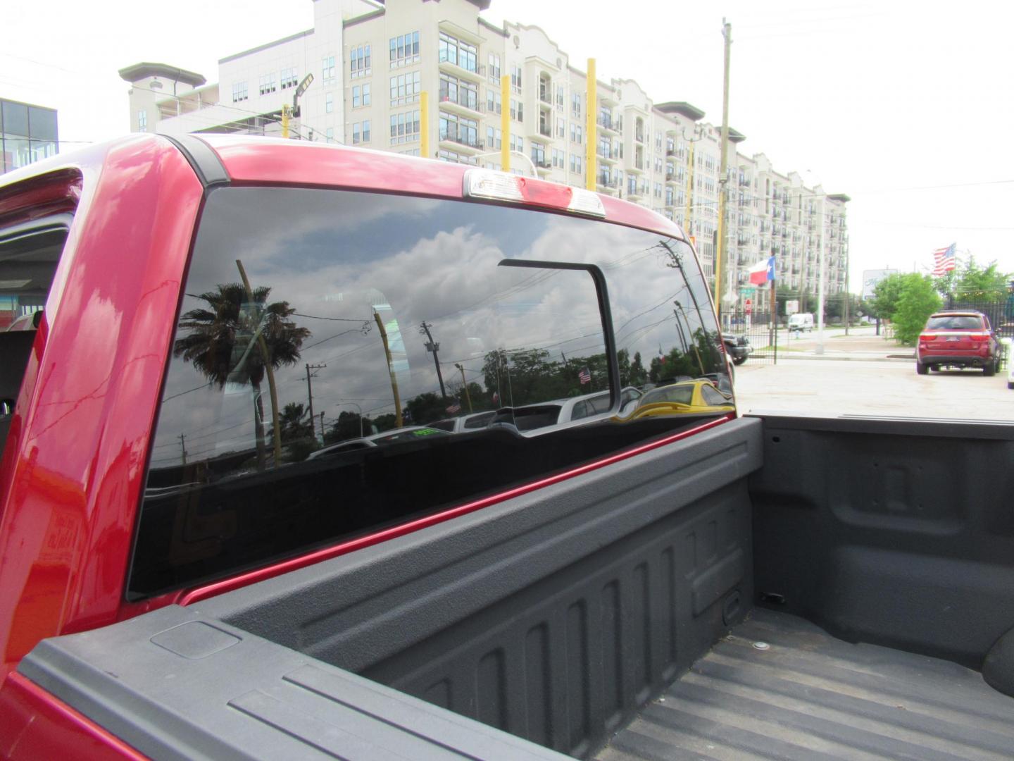 2018 Red /Gray Ford F-150 XLT SuperCrew 5.5-ft. Bed 4WD (1FTFW1EG2JK) with an 3.5 V6 engine, Automatic transmission, located at 1511 North Shepherd Dr., Houston, TX, 77008, (281) 657-1221, 29.798361, -95.412560 - 2018 FORD F-150 XLT VIN: 1FTFW1EG2JKE39369 1 F T F W 1 E G 2 J K E 3 9 3 6 9 CREW PICKUP 3.5L V6 F DOHC 24V GASOLINE REAR WHEEL DRIVE W/ 4X4 - Photo#16