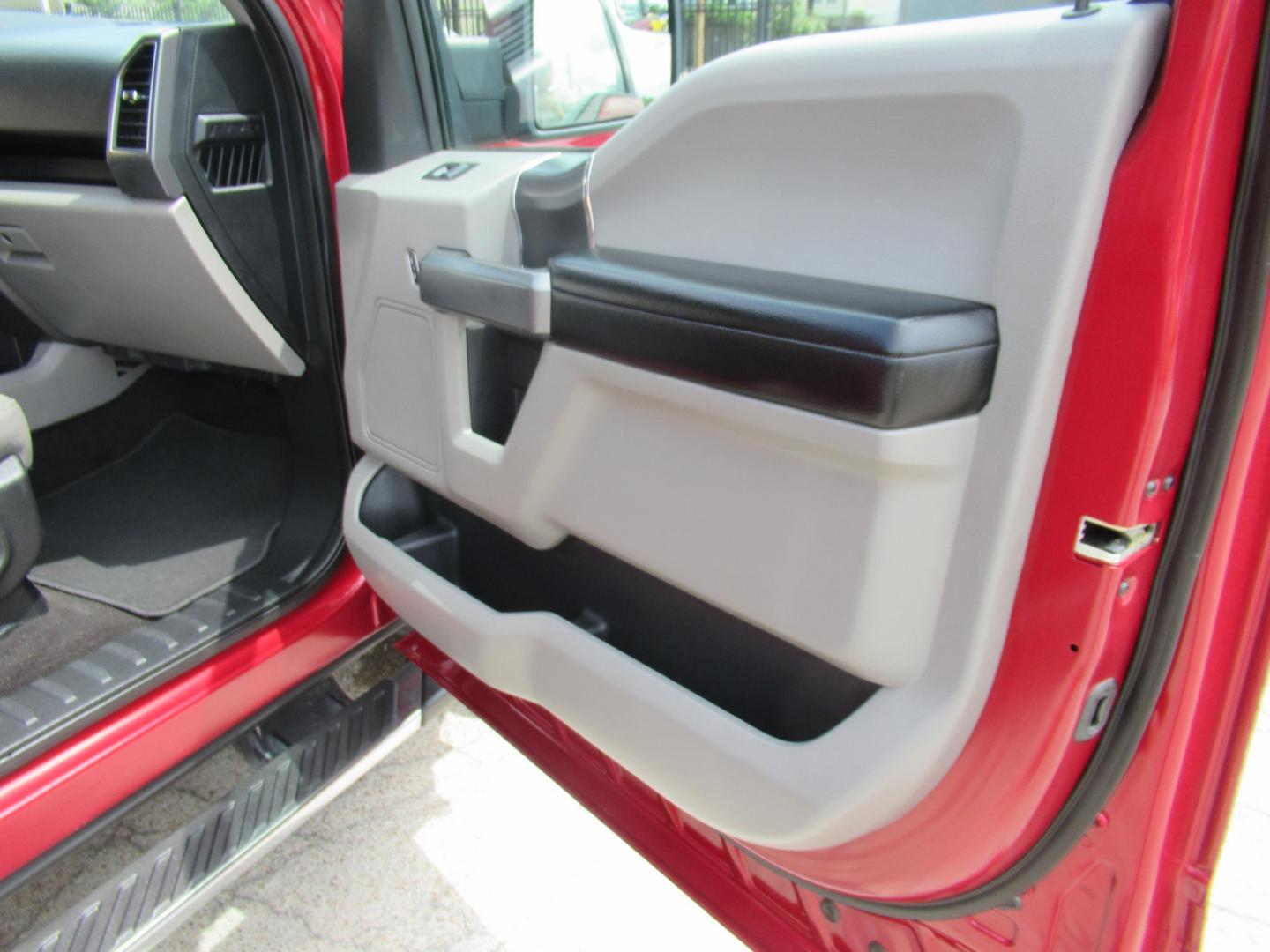 2018 Red /Gray Ford F-150 XLT SuperCrew 5.5-ft. Bed 4WD (1FTFW1EG2JK) with an 3.5 V6 engine, Automatic transmission, located at 1511 North Shepherd Dr., Houston, TX, 77008, (281) 657-1221, 29.798361, -95.412560 - 2018 FORD F-150 XLT VIN: 1FTFW1EG2JKE39369 1 F T F W 1 E G 2 J K E 3 9 3 6 9 CREW PICKUP 3.5L V6 F DOHC 24V GASOLINE REAR WHEEL DRIVE W/ 4X4 - Photo#17