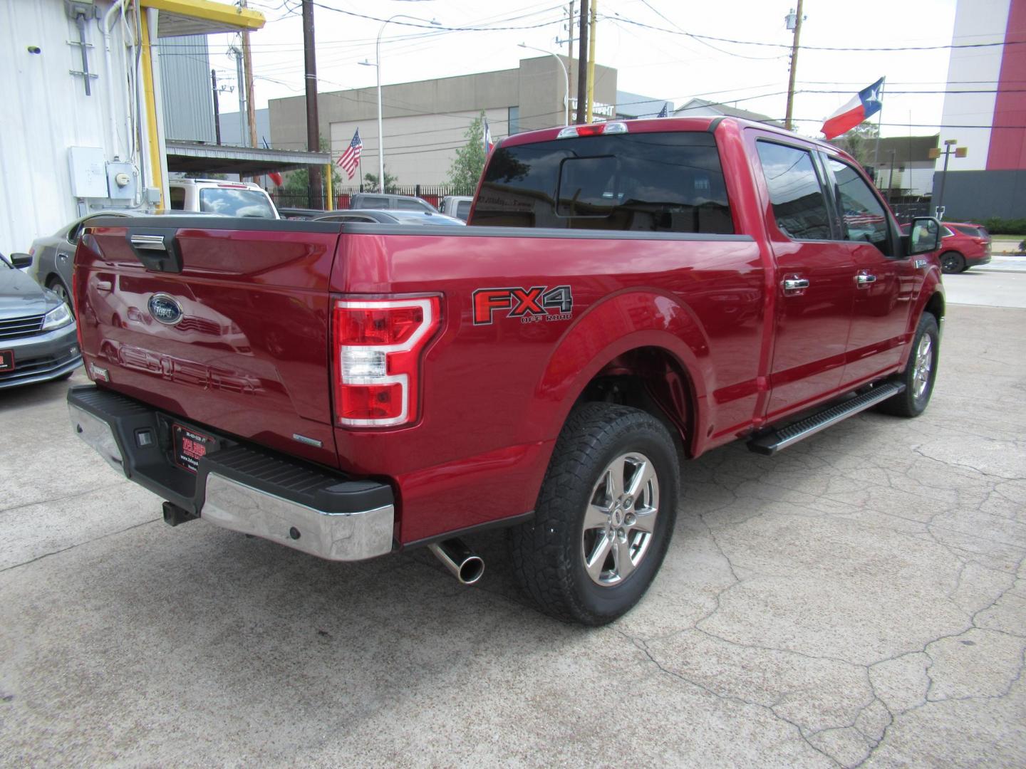 2018 Red /Gray Ford F-150 XLT SuperCrew 5.5-ft. Bed 4WD (1FTFW1EG2JK) with an 3.5 V6 engine, Automatic transmission, located at 1511 North Shepherd Dr., Houston, TX, 77008, (281) 657-1221, 29.798361, -95.412560 - 2018 FORD F-150 XLT VIN: 1FTFW1EG2JKE39369 1 F T F W 1 E G 2 J K E 3 9 3 6 9 CREW PICKUP 3.5L V6 F DOHC 24V GASOLINE REAR WHEEL DRIVE W/ 4X4 - Photo#20