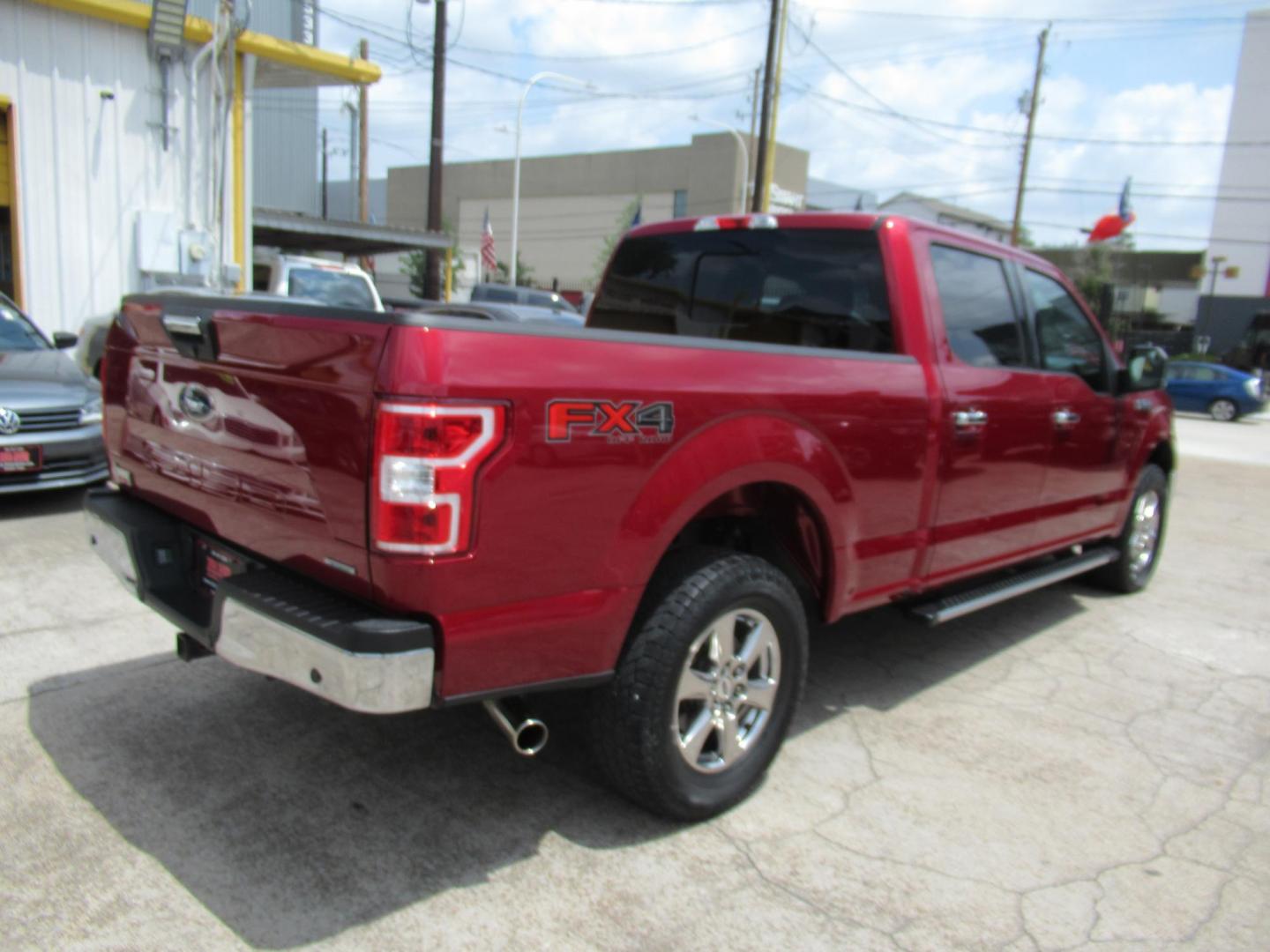 2018 Red /Gray Ford F-150 XLT SuperCrew 5.5-ft. Bed 4WD (1FTFW1EG2JK) with an 3.5 V6 engine, Automatic transmission, located at 1511 North Shepherd Dr., Houston, TX, 77008, (281) 657-1221, 29.798361, -95.412560 - 2018 FORD F-150 XLT VIN: 1FTFW1EG2JKE39369 1 F T F W 1 E G 2 J K E 3 9 3 6 9 CREW PICKUP 3.5L V6 F DOHC 24V GASOLINE REAR WHEEL DRIVE W/ 4X4 - Photo#27