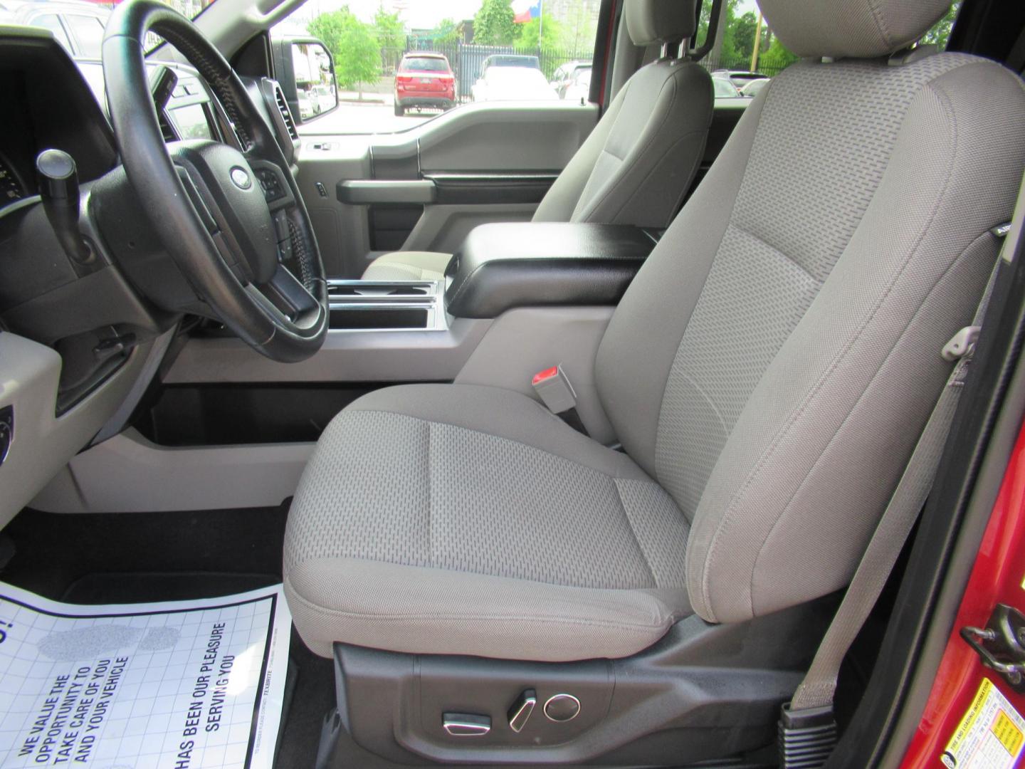 2018 Red /Gray Ford F-150 XLT SuperCrew 5.5-ft. Bed 4WD (1FTFW1EG2JK) with an 3.5 V6 engine, Automatic transmission, located at 1511 North Shepherd Dr., Houston, TX, 77008, (281) 657-1221, 29.798361, -95.412560 - 2018 FORD F-150 XLT VIN: 1FTFW1EG2JKE39369 1 F T F W 1 E G 2 J K E 3 9 3 6 9 CREW PICKUP 3.5L V6 F DOHC 24V GASOLINE REAR WHEEL DRIVE W/ 4X4 - Photo#4