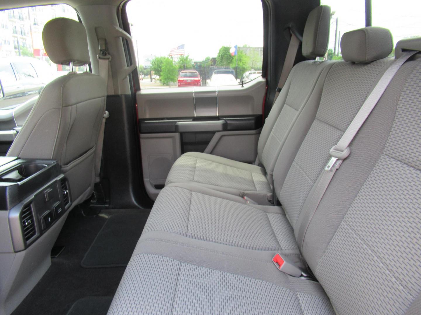 2018 Red /Gray Ford F-150 XLT SuperCrew 5.5-ft. Bed 4WD (1FTFW1EG2JK) with an 3.5 V6 engine, Automatic transmission, located at 1511 North Shepherd Dr., Houston, TX, 77008, (281) 657-1221, 29.798361, -95.412560 - 2018 FORD F-150 XLT VIN: 1FTFW1EG2JKE39369 1 F T F W 1 E G 2 J K E 3 9 3 6 9 CREW PICKUP 3.5L V6 F DOHC 24V GASOLINE REAR WHEEL DRIVE W/ 4X4 - Photo#7
