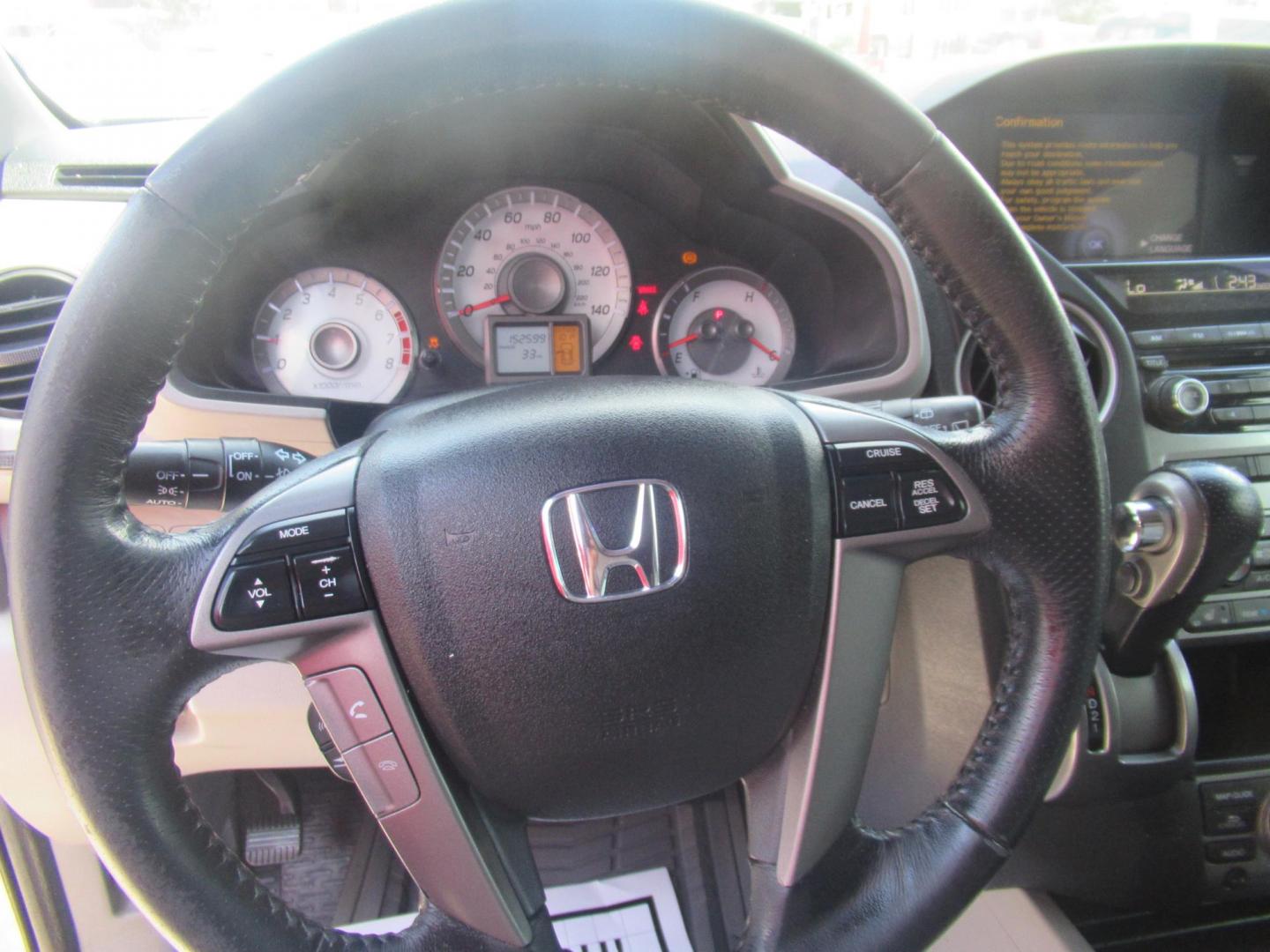 2014 Green /Black Honda Pilot EX-L 2WD AT with Navigation (5FNYF3H73EB) with an 3.5L V6 SOHC 24V engine, Automatic transmission, located at 1511 North Shepherd Dr., Houston, TX, 77008, (281) 657-1221, 29.798361, -95.412560 - 2014 HONDA PILOT EX-L W/NAVI VIN: 5FNYF3H73EB003598 5 F N Y F 3 H 7 3 E B 0 0 3 5 9 8 4 DOOR WAGON/SPORT UTILITY 3.5L V6 F SOHC 24V GASOLINE FRONT WHEEL DRIVE - Photo#3