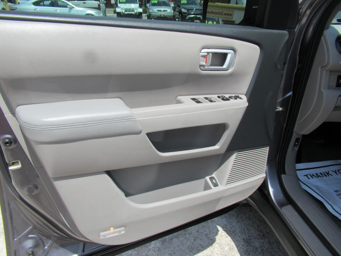 2014 Green /Black Honda Pilot EX-L 2WD AT with Navigation (5FNYF3H73EB) with an 3.5L V6 SOHC 24V engine, Automatic transmission, located at 1511 North Shepherd Dr., Houston, TX, 77008, (281) 657-1221, 29.798361, -95.412560 - 2014 HONDA PILOT EX-L W/NAVI VIN: 5FNYF3H73EB003598 5 F N Y F 3 H 7 3 E B 0 0 3 5 9 8 4 DOOR WAGON/SPORT UTILITY 3.5L V6 F SOHC 24V GASOLINE FRONT WHEEL DRIVE - Photo#2
