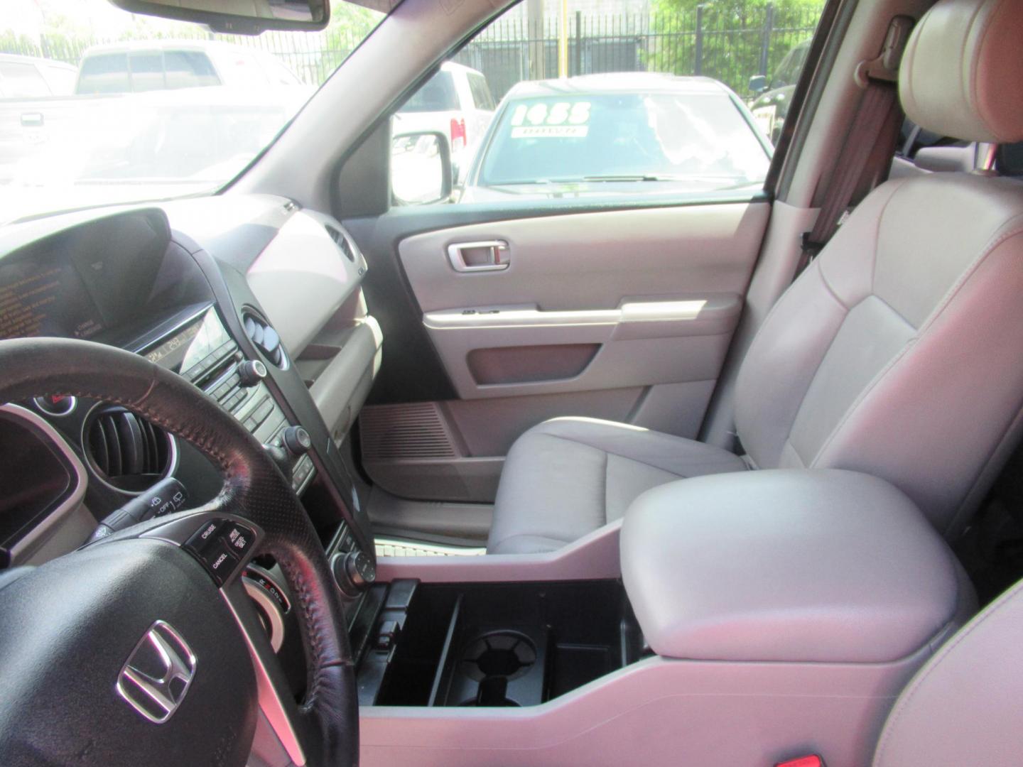 2014 Green /Black Honda Pilot EX-L 2WD AT with Navigation (5FNYF3H73EB) with an 3.5L V6 SOHC 24V engine, Automatic transmission, located at 1511 North Shepherd Dr., Houston, TX, 77008, (281) 657-1221, 29.798361, -95.412560 - 2014 HONDA PILOT EX-L W/NAVI VIN: 5FNYF3H73EB003598 5 F N Y F 3 H 7 3 E B 0 0 3 5 9 8 4 DOOR WAGON/SPORT UTILITY 3.5L V6 F SOHC 24V GASOLINE FRONT WHEEL DRIVE - Photo#4