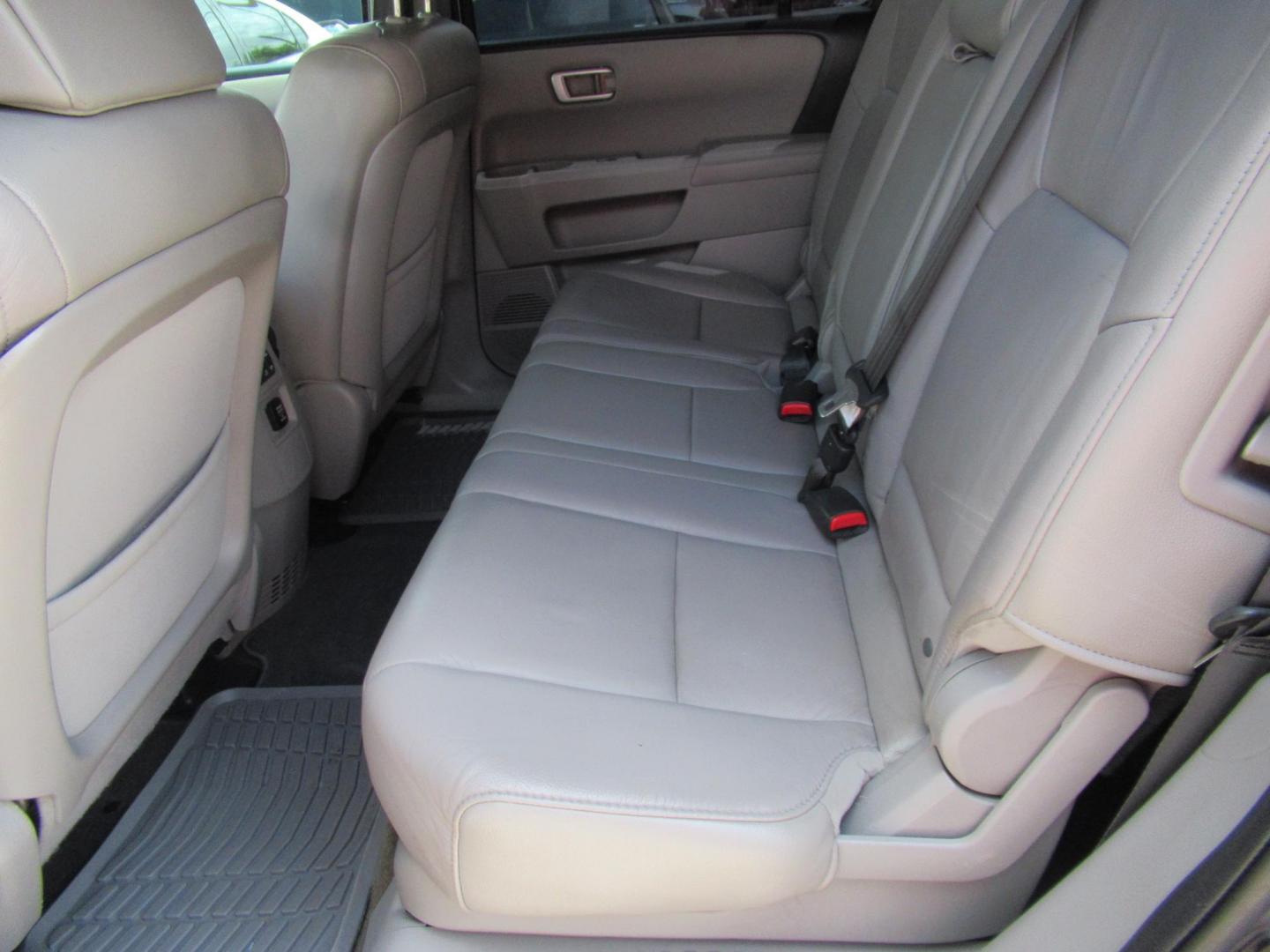 2014 Green /Black Honda Pilot EX-L 2WD AT with Navigation (5FNYF3H73EB) with an 3.5L V6 SOHC 24V engine, Automatic transmission, located at 1511 North Shepherd Dr., Houston, TX, 77008, (281) 657-1221, 29.798361, -95.412560 - 2014 HONDA PILOT EX-L W/NAVI VIN: 5FNYF3H73EB003598 5 F N Y F 3 H 7 3 E B 0 0 3 5 9 8 4 DOOR WAGON/SPORT UTILITY 3.5L V6 F SOHC 24V GASOLINE FRONT WHEEL DRIVE - Photo#6