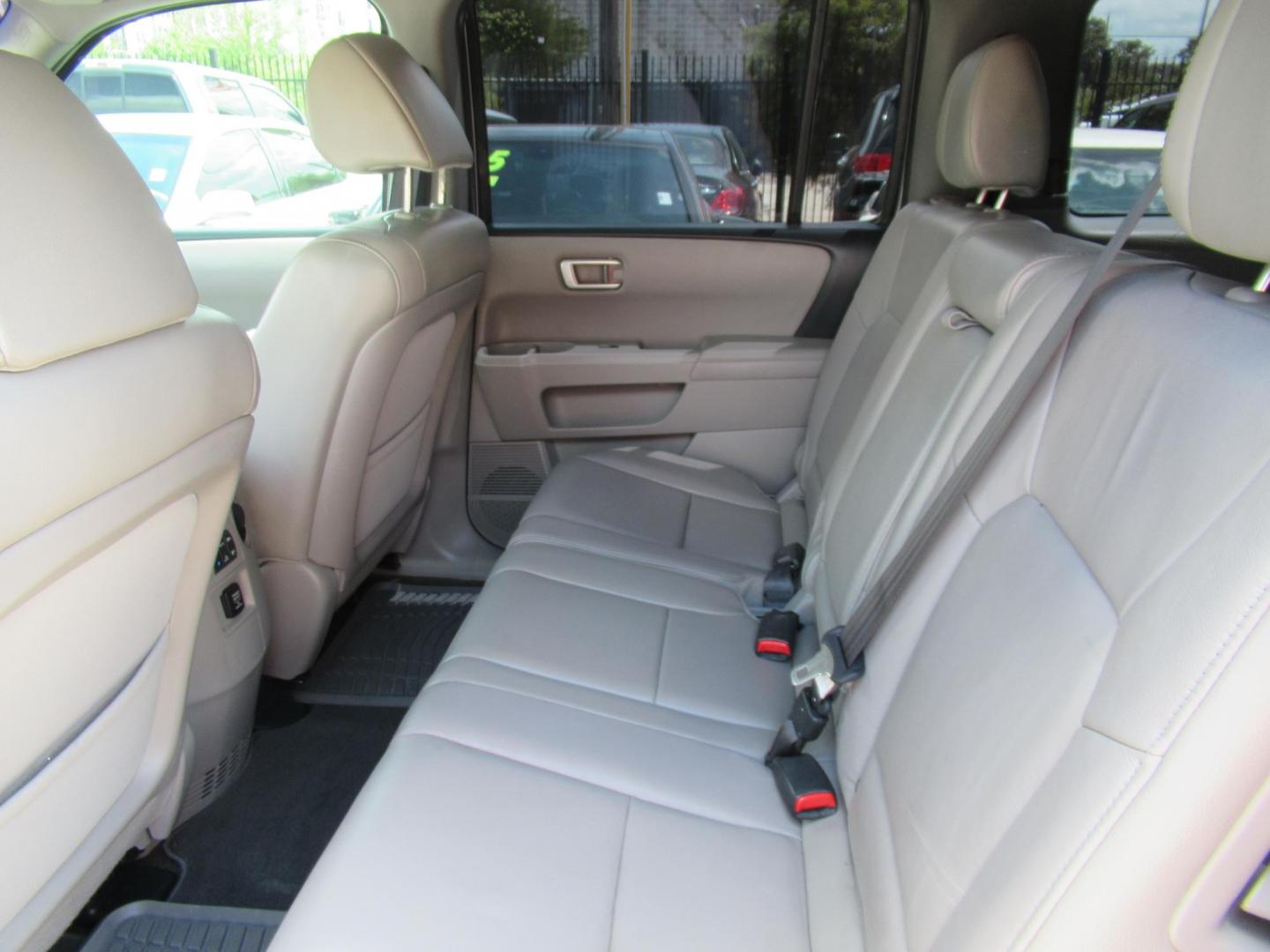 2014 Green /Black Honda Pilot EX-L 2WD AT with Navigation (5FNYF3H73EB) with an 3.5L V6 SOHC 24V engine, Automatic transmission, located at 1511 North Shepherd Dr., Houston, TX, 77008, (281) 657-1221, 29.798361, -95.412560 - 2014 HONDA PILOT EX-L W/NAVI VIN: 5FNYF3H73EB003598 5 F N Y F 3 H 7 3 E B 0 0 3 5 9 8 4 DOOR WAGON/SPORT UTILITY 3.5L V6 F SOHC 24V GASOLINE FRONT WHEEL DRIVE - Photo#7