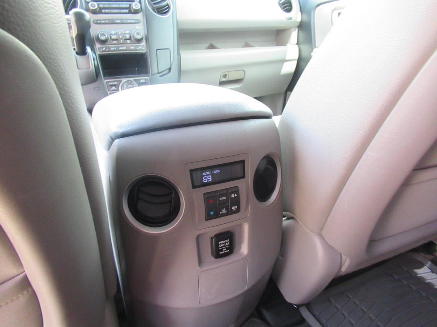 2014 Green /Black Honda Pilot EX-L 2WD AT with Navigation (5FNYF3H73EB) with an 3.5L V6 SOHC 24V engine, Automatic transmission, located at 1511 North Shepherd Dr., Houston, TX, 77008, (281) 657-1221, 29.798361, -95.412560 - 2014 HONDA PILOT EX-L W/NAVI VIN: 5FNYF3H73EB003598 5 F N Y F 3 H 7 3 E B 0 0 3 5 9 8 4 DOOR WAGON/SPORT UTILITY 3.5L V6 F SOHC 24V GASOLINE FRONT WHEEL DRIVE - Photo#9