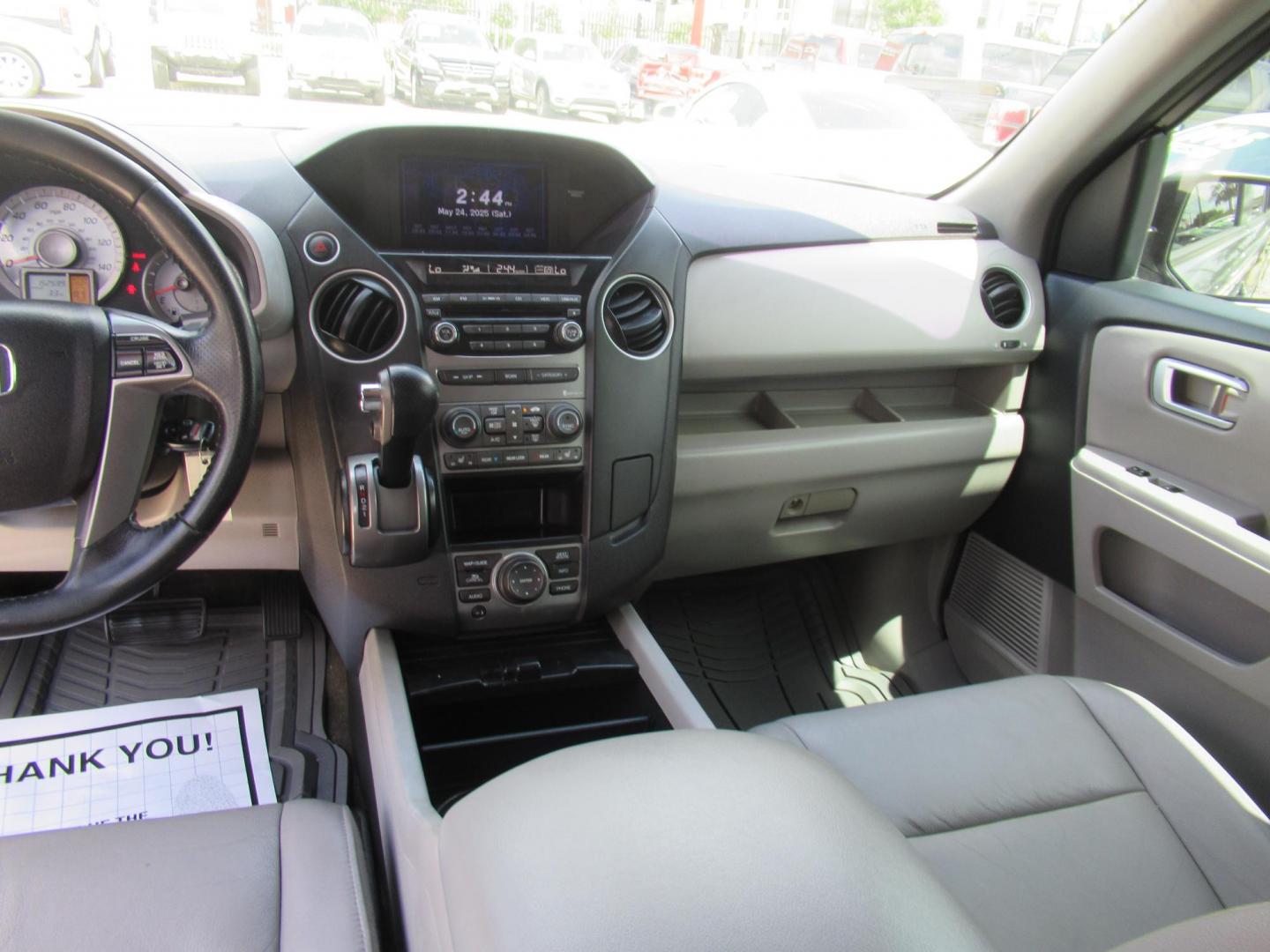 2014 Green /Black Honda Pilot EX-L 2WD AT with Navigation (5FNYF3H73EB) with an 3.5L V6 SOHC 24V engine, Automatic transmission, located at 1511 North Shepherd Dr., Houston, TX, 77008, (281) 657-1221, 29.798361, -95.412560 - 2014 HONDA PILOT EX-L W/NAVI VIN: 5FNYF3H73EB003598 5 F N Y F 3 H 7 3 E B 0 0 3 5 9 8 4 DOOR WAGON/SPORT UTILITY 3.5L V6 F SOHC 24V GASOLINE FRONT WHEEL DRIVE - Photo#10