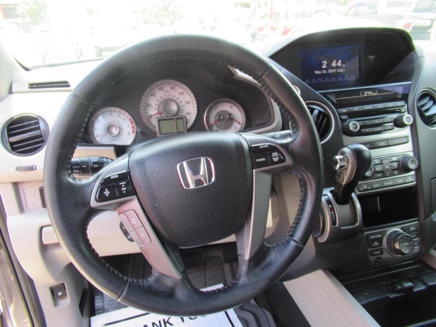 2014 Green /Black Honda Pilot EX-L 2WD AT with Navigation (5FNYF3H73EB) with an 3.5L V6 SOHC 24V engine, Automatic transmission, located at 1511 North Shepherd Dr., Houston, TX, 77008, (281) 657-1221, 29.798361, -95.412560 - 2014 HONDA PILOT EX-L W/NAVI VIN: 5FNYF3H73EB003598 5 F N Y F 3 H 7 3 E B 0 0 3 5 9 8 4 DOOR WAGON/SPORT UTILITY 3.5L V6 F SOHC 24V GASOLINE FRONT WHEEL DRIVE - Photo#11
