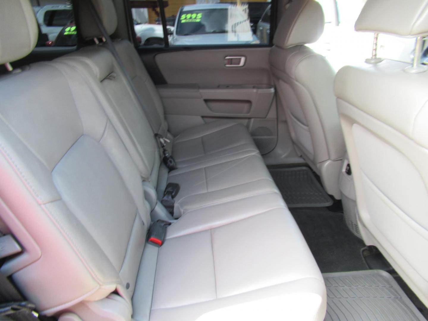 2014 Green /Black Honda Pilot EX-L 2WD AT with Navigation (5FNYF3H73EB) with an 3.5L V6 SOHC 24V engine, Automatic transmission, located at 1511 North Shepherd Dr., Houston, TX, 77008, (281) 657-1221, 29.798361, -95.412560 - 2014 HONDA PILOT EX-L W/NAVI VIN: 5FNYF3H73EB003598 5 F N Y F 3 H 7 3 E B 0 0 3 5 9 8 4 DOOR WAGON/SPORT UTILITY 3.5L V6 F SOHC 24V GASOLINE FRONT WHEEL DRIVE - Photo#14