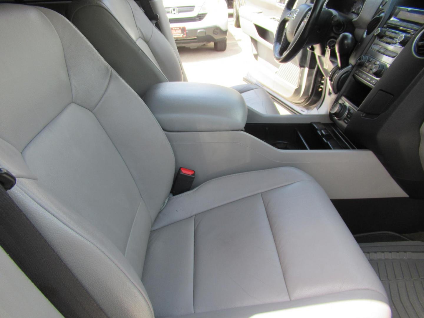 2014 Green /Black Honda Pilot EX-L 2WD AT with Navigation (5FNYF3H73EB) with an 3.5L V6 SOHC 24V engine, Automatic transmission, located at 1511 North Shepherd Dr., Houston, TX, 77008, (281) 657-1221, 29.798361, -95.412560 - 2014 HONDA PILOT EX-L W/NAVI VIN: 5FNYF3H73EB003598 5 F N Y F 3 H 7 3 E B 0 0 3 5 9 8 4 DOOR WAGON/SPORT UTILITY 3.5L V6 F SOHC 24V GASOLINE FRONT WHEEL DRIVE - Photo#17