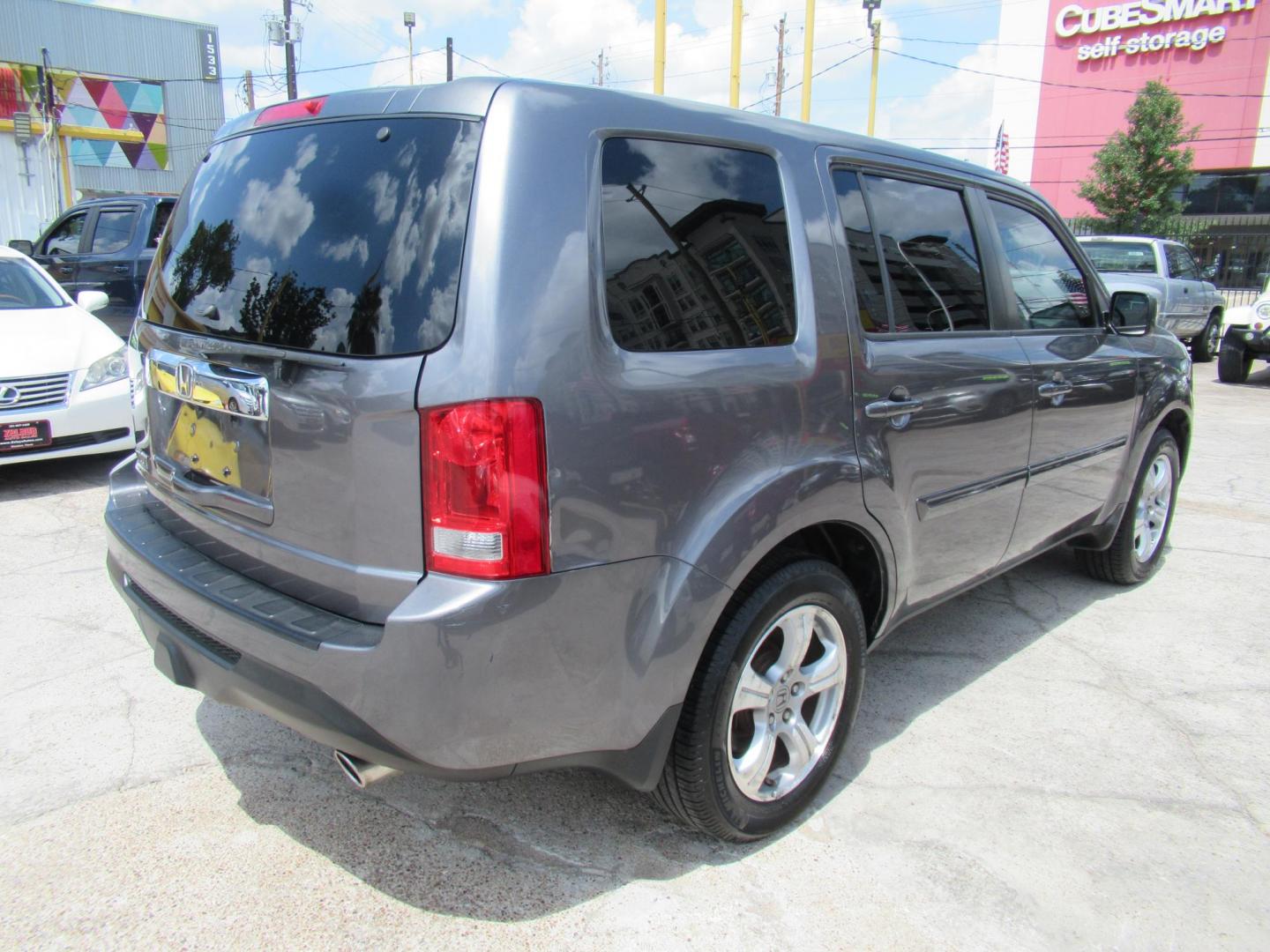 2014 Green /Black Honda Pilot EX-L 2WD AT with Navigation (5FNYF3H73EB) with an 3.5L V6 SOHC 24V engine, Automatic transmission, located at 1511 North Shepherd Dr., Houston, TX, 77008, (281) 657-1221, 29.798361, -95.412560 - 2014 HONDA PILOT EX-L W/NAVI VIN: 5FNYF3H73EB003598 5 F N Y F 3 H 7 3 E B 0 0 3 5 9 8 4 DOOR WAGON/SPORT UTILITY 3.5L V6 F SOHC 24V GASOLINE FRONT WHEEL DRIVE - Photo#20