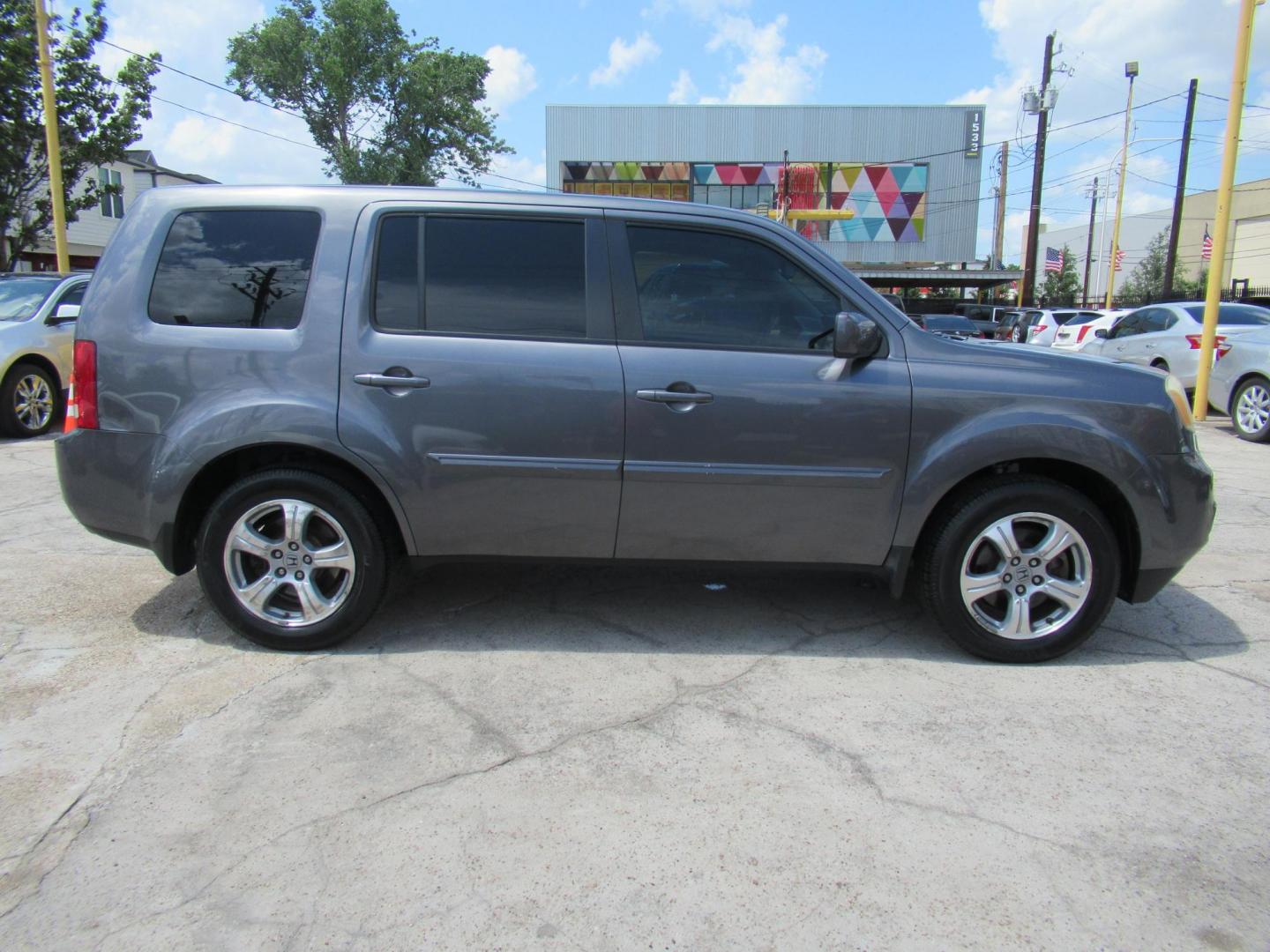 2014 Green /Black Honda Pilot EX-L 2WD AT with Navigation (5FNYF3H73EB) with an 3.5L V6 SOHC 24V engine, Automatic transmission, located at 1511 North Shepherd Dr., Houston, TX, 77008, (281) 657-1221, 29.798361, -95.412560 - 2014 HONDA PILOT EX-L W/NAVI VIN: 5FNYF3H73EB003598 5 F N Y F 3 H 7 3 E B 0 0 3 5 9 8 4 DOOR WAGON/SPORT UTILITY 3.5L V6 F SOHC 24V GASOLINE FRONT WHEEL DRIVE - Photo#24