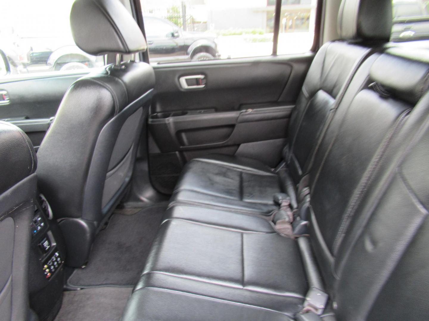 2013 Black /Black Honda Pilot Touring 4WD 5-Spd AT with DVD (5FNYF4H90DB) with an 3.5L V6 SOHC 24V engine, Automatic transmission, located at 1511 North Shepherd Dr., Houston, TX, 77008, (281) 657-1221, 29.798361, -95.412560 - 2013 HONDA PILOT TOURING VIN: 5FNYF4H90DB016749 5 F N Y F 4 H 9 0 D B 0 1 6 7 4 9 4 DOOR WAGON/SPORT UTILITY 3.5L V6 F SOHC 24V GASOLINE ALL WHEEL DRIVE - Photo#10