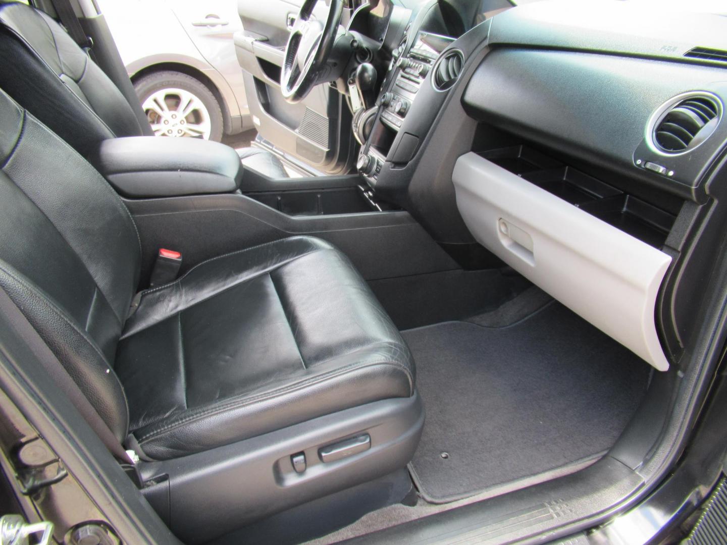 2013 Black /Black Honda Pilot Touring 4WD 5-Spd AT with DVD (5FNYF4H90DB) with an 3.5L V6 SOHC 24V engine, Automatic transmission, located at 1511 North Shepherd Dr., Houston, TX, 77008, (281) 657-1221, 29.798361, -95.412560 - 2013 HONDA PILOT TOURING VIN: 5FNYF4H90DB016749 5 F N Y F 4 H 9 0 D B 0 1 6 7 4 9 4 DOOR WAGON/SPORT UTILITY 3.5L V6 F SOHC 24V GASOLINE ALL WHEEL DRIVE - Photo#17
