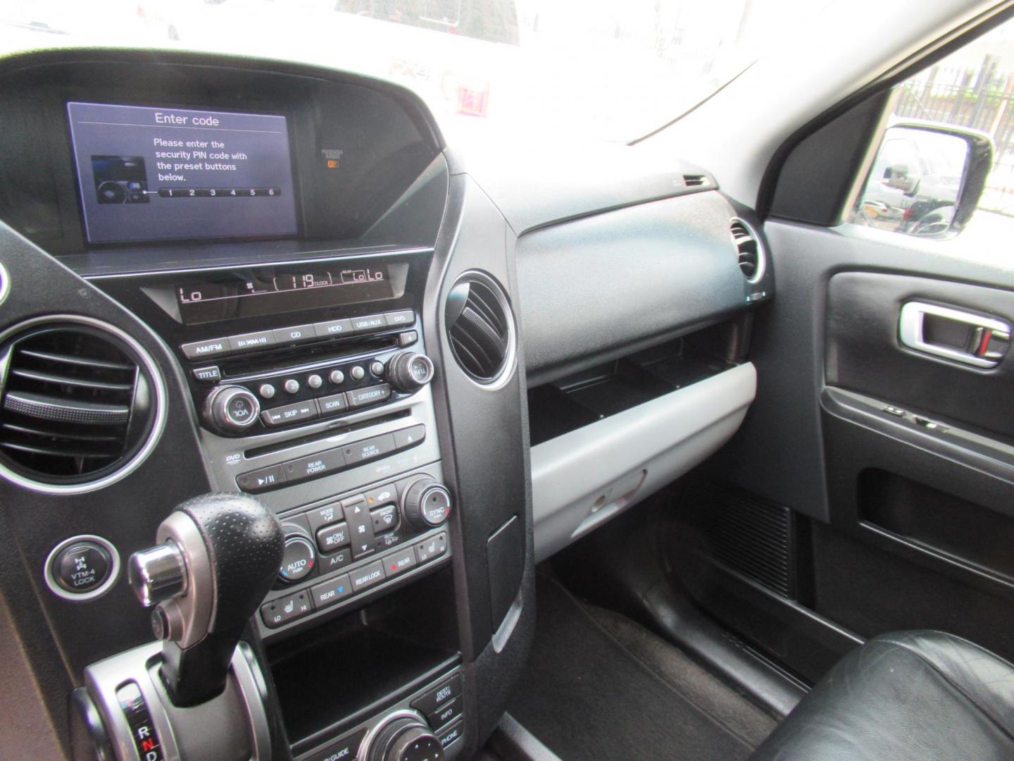 2013 Black /Black Honda Pilot Touring 4WD 5-Spd AT with DVD (5FNYF4H90DB) with an 3.5L V6 SOHC 24V engine, Automatic transmission, located at 1511 North Shepherd Dr., Houston, TX, 77008, (281) 657-1221, 29.798361, -95.412560 - 2013 HONDA PILOT TOURING VIN: 5FNYF4H90DB016749 5 F N Y F 4 H 9 0 D B 0 1 6 7 4 9 4 DOOR WAGON/SPORT UTILITY 3.5L V6 F SOHC 24V GASOLINE ALL WHEEL DRIVE - Photo#5
