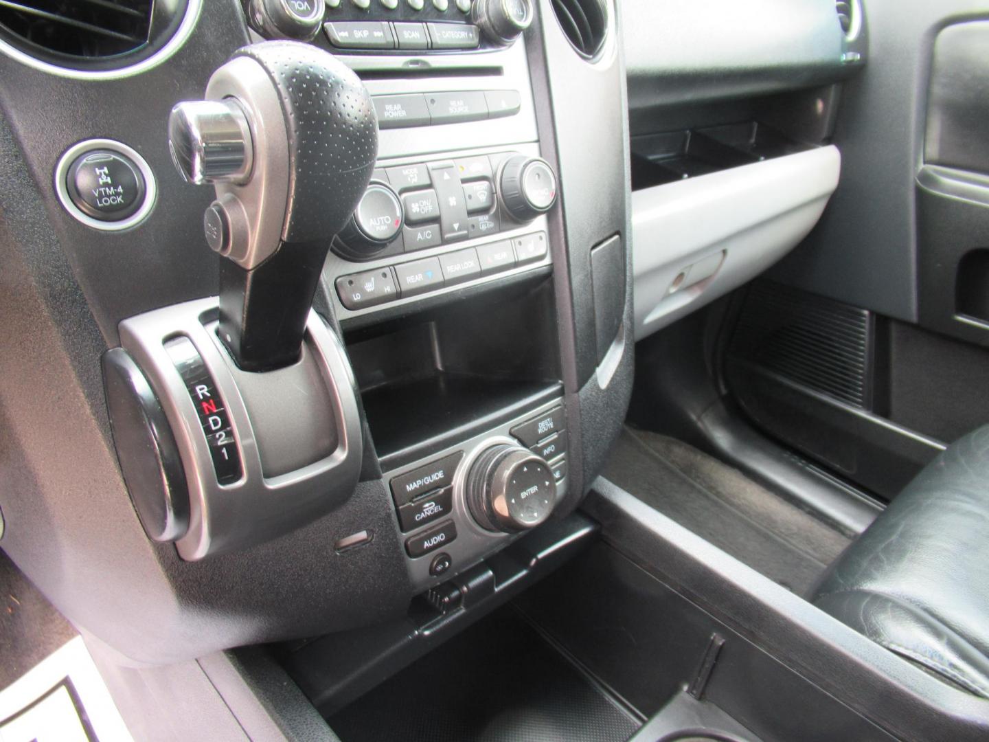 2013 Black /Black Honda Pilot Touring 4WD 5-Spd AT with DVD (5FNYF4H90DB) with an 3.5L V6 SOHC 24V engine, Automatic transmission, located at 1511 North Shepherd Dr., Houston, TX, 77008, (281) 657-1221, 29.798361, -95.412560 - 2013 HONDA PILOT TOURING VIN: 5FNYF4H90DB016749 5 F N Y F 4 H 9 0 D B 0 1 6 7 4 9 4 DOOR WAGON/SPORT UTILITY 3.5L V6 F SOHC 24V GASOLINE ALL WHEEL DRIVE - Photo#6