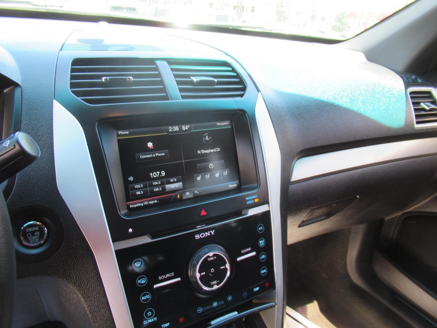 2014 White /Black Ford Explorer Sport 4WD (1FM5K8GT7EG) with an 3.5L V6 DOHC 24V engine, Automatic transmission, located at 1511 North Shepherd Dr., Houston, TX, 77008, (281) 657-1221, 29.798361, -95.412560 - 2014 FORD EXPLORER SPORT VIN: 1FM5K8GT7EGC11771 1 F M 5 K 8 G T 7 E G C 1 1 7 7 1 4 DOOR WAGON/SPORT UTILITY 3.5L V6 F DOHC 24V GASOLINE FRONT WHEEL DRIVE W/ 4X4 - Photo#3