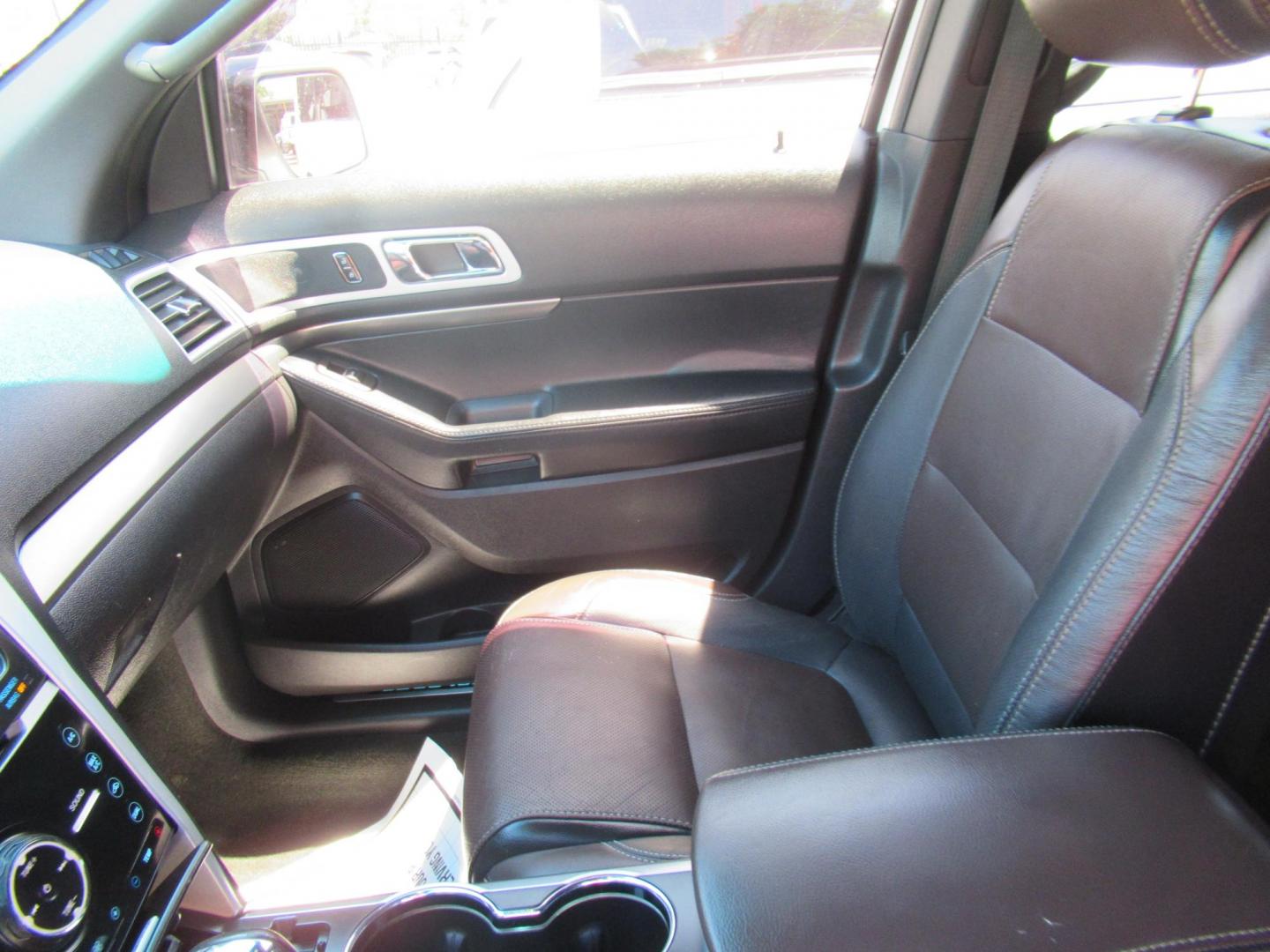 2014 White /Black Ford Explorer Sport 4WD (1FM5K8GT7EG) with an 3.5L V6 DOHC 24V engine, Automatic transmission, located at 1511 North Shepherd Dr., Houston, TX, 77008, (281) 657-1221, 29.798361, -95.412560 - 2014 FORD EXPLORER SPORT VIN: 1FM5K8GT7EGC11771 1 F M 5 K 8 G T 7 E G C 1 1 7 7 1 4 DOOR WAGON/SPORT UTILITY 3.5L V6 F DOHC 24V GASOLINE FRONT WHEEL DRIVE W/ 4X4 - Photo#5