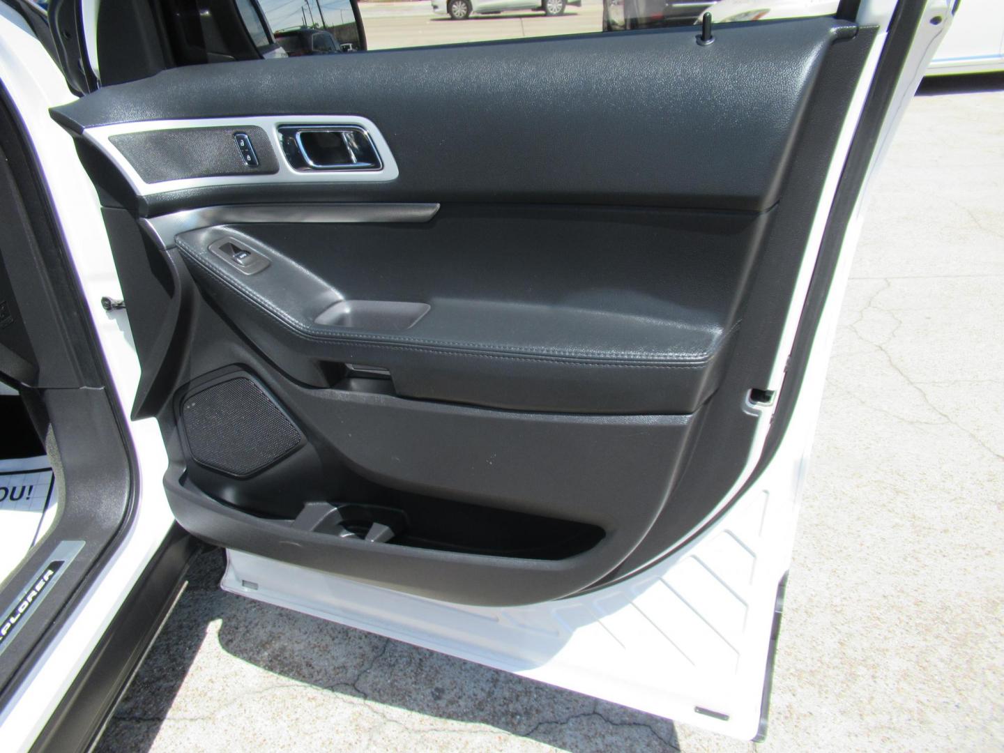 2014 White /Black Ford Explorer Sport 4WD (1FM5K8GT7EG) with an 3.5L V6 DOHC 24V engine, Automatic transmission, located at 1511 North Shepherd Dr., Houston, TX, 77008, (281) 657-1221, 29.798361, -95.412560 - 2014 FORD EXPLORER SPORT VIN: 1FM5K8GT7EGC11771 1 F M 5 K 8 G T 7 E G C 1 1 7 7 1 4 DOOR WAGON/SPORT UTILITY 3.5L V6 F DOHC 24V GASOLINE FRONT WHEEL DRIVE W/ 4X4 - Photo#22