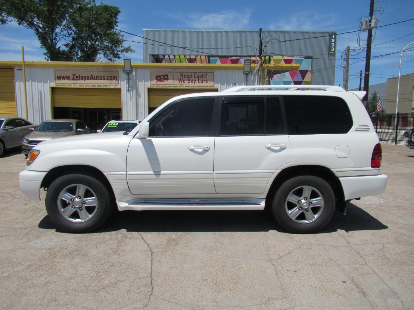 2006 White /Tan Lexus LX 470 Sport Utility (JTJHT00W264) with an 4.7L V8 DOHC 32V engine, Automatic Overdrive transmission, located at 1511 North Shepherd Dr., Houston, TX, 77008, (281) 657-1221, 29.798361, -95.412560 - 2006 LEXUS LX 470 VIN: JTJHT00W264012132 J T J H T 0 0 W 2 6 4 0 1 2 1 3 2 4 DOOR WAGON/SPORT UTILITY 4.7L V8 F 32V GASOLINE ALL WHEEL DRIVE - Photo#0