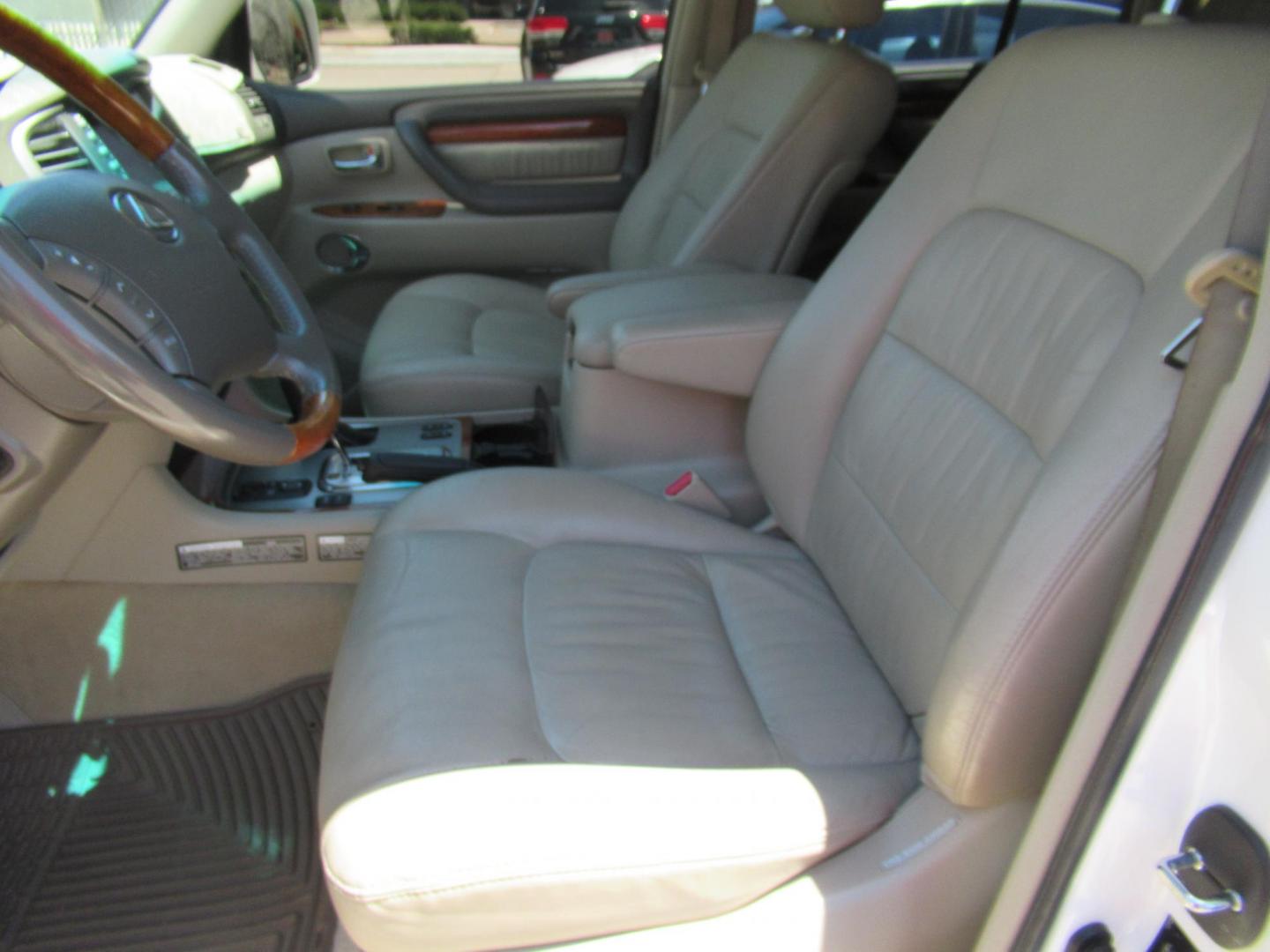 2006 White /Tan Lexus LX 470 Sport Utility (JTJHT00W264) with an 4.7L V8 DOHC 32V engine, Automatic Overdrive transmission, located at 1511 North Shepherd Dr., Houston, TX, 77008, (281) 657-1221, 29.798361, -95.412560 - 2006 LEXUS LX 470 VIN: JTJHT00W264012132 J T J H T 0 0 W 2 6 4 0 1 2 1 3 2 4 DOOR WAGON/SPORT UTILITY 4.7L V8 F 32V GASOLINE ALL WHEEL DRIVE - Photo#2