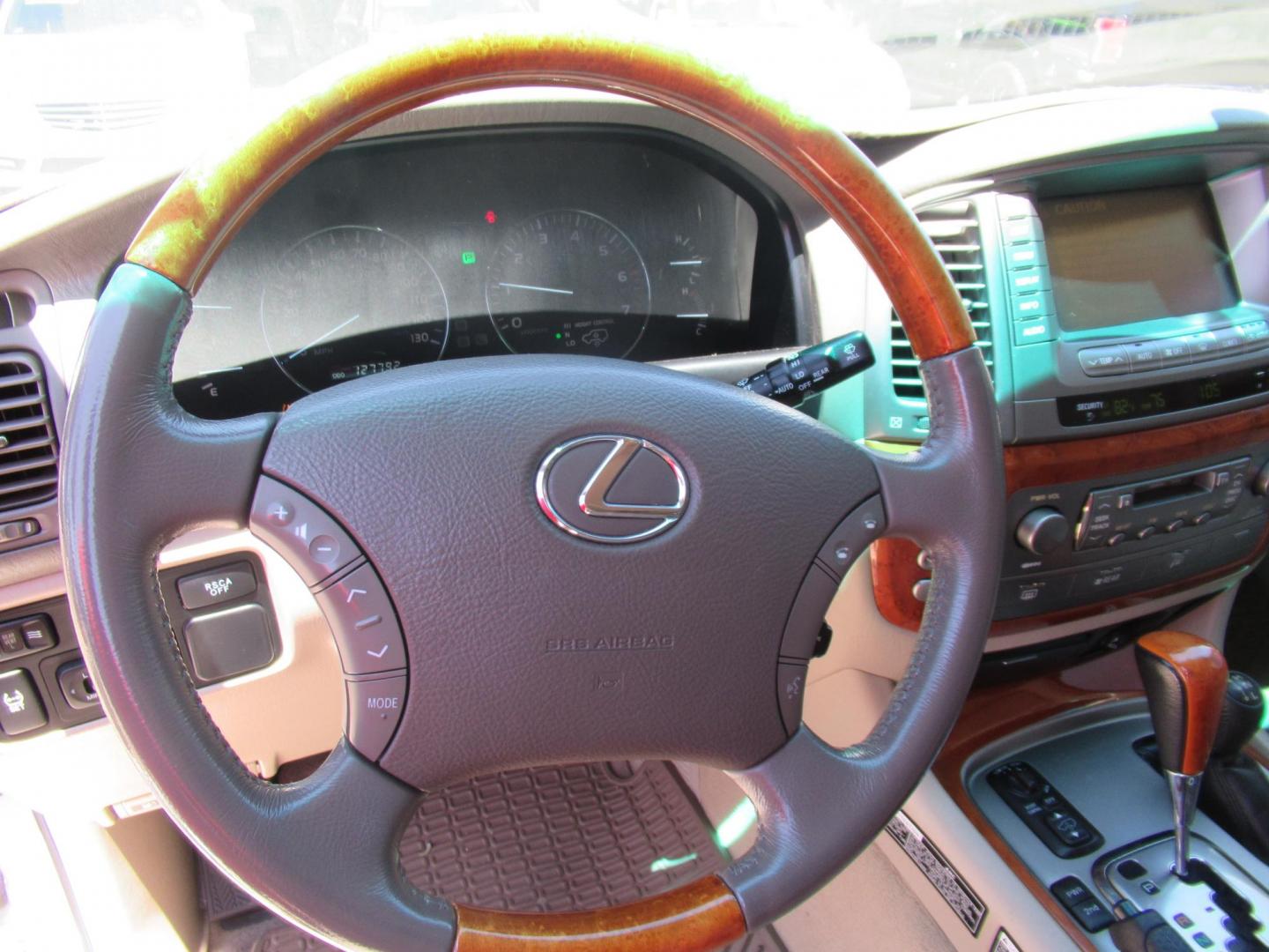 2006 White /Tan Lexus LX 470 Sport Utility (JTJHT00W264) with an 4.7L V8 DOHC 32V engine, Automatic Overdrive transmission, located at 1511 North Shepherd Dr., Houston, TX, 77008, (281) 657-1221, 29.798361, -95.412560 - 2006 LEXUS LX 470 VIN: JTJHT00W264012132 J T J H T 0 0 W 2 6 4 0 1 2 1 3 2 4 DOOR WAGON/SPORT UTILITY 4.7L V8 F 32V GASOLINE ALL WHEEL DRIVE - Photo#3