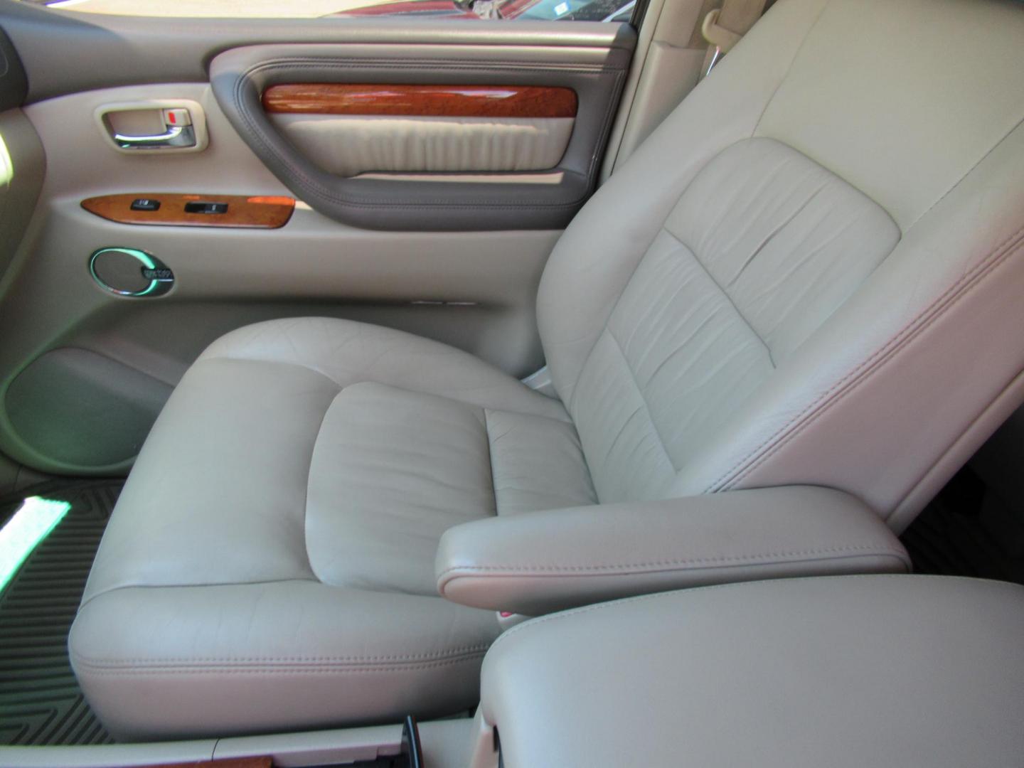 2006 White /Tan Lexus LX 470 Sport Utility (JTJHT00W264) with an 4.7L V8 DOHC 32V engine, Automatic Overdrive transmission, located at 1511 North Shepherd Dr., Houston, TX, 77008, (281) 657-1221, 29.798361, -95.412560 - 2006 LEXUS LX 470 VIN: JTJHT00W264012132 J T J H T 0 0 W 2 6 4 0 1 2 1 3 2 4 DOOR WAGON/SPORT UTILITY 4.7L V8 F 32V GASOLINE ALL WHEEL DRIVE - Photo#5