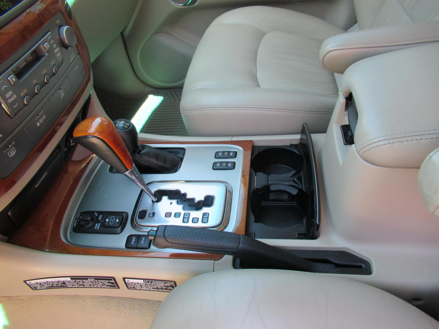 2006 White /Tan Lexus LX 470 Sport Utility (JTJHT00W264) with an 4.7L V8 DOHC 32V engine, Automatic Overdrive transmission, located at 1511 North Shepherd Dr., Houston, TX, 77008, (281) 657-1221, 29.798361, -95.412560 - 2006 LEXUS LX 470 VIN: JTJHT00W264012132 J T J H T 0 0 W 2 6 4 0 1 2 1 3 2 4 DOOR WAGON/SPORT UTILITY 4.7L V8 F 32V GASOLINE ALL WHEEL DRIVE - Photo#6