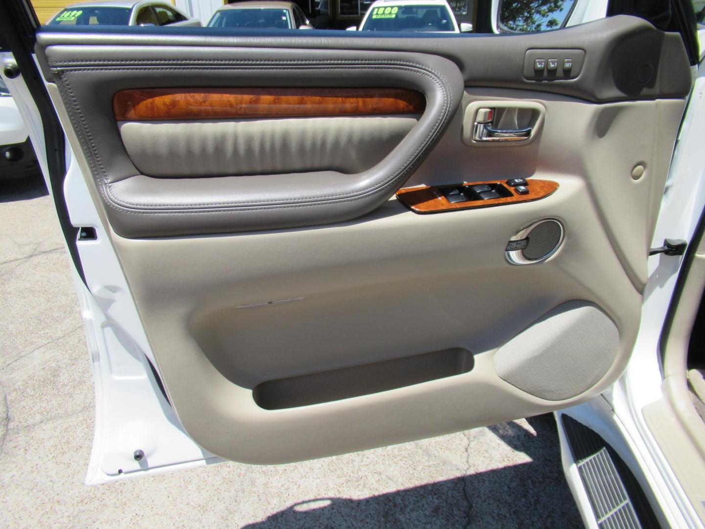 2006 White /Tan Lexus LX 470 Sport Utility (JTJHT00W264) with an 4.7L V8 DOHC 32V engine, Automatic Overdrive transmission, located at 1511 North Shepherd Dr., Houston, TX, 77008, (281) 657-1221, 29.798361, -95.412560 - 2006 LEXUS LX 470 VIN: JTJHT00W264012132 J T J H T 0 0 W 2 6 4 0 1 2 1 3 2 4 DOOR WAGON/SPORT UTILITY 4.7L V8 F 32V GASOLINE ALL WHEEL DRIVE - Photo#7