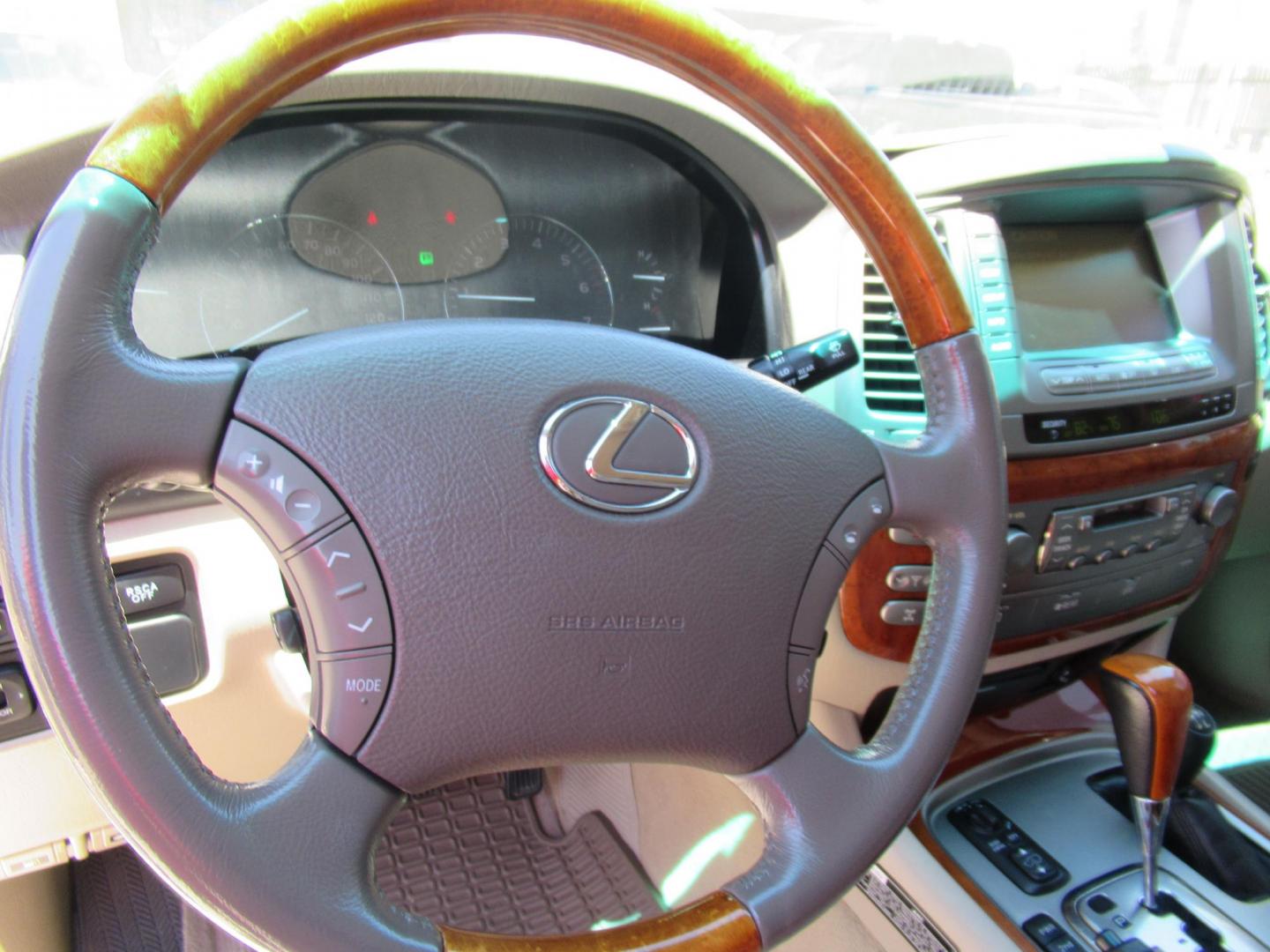 2006 White /Tan Lexus LX 470 Sport Utility (JTJHT00W264) with an 4.7L V8 DOHC 32V engine, Automatic Overdrive transmission, located at 1511 North Shepherd Dr., Houston, TX, 77008, (281) 657-1221, 29.798361, -95.412560 - 2006 LEXUS LX 470 VIN: JTJHT00W264012132 J T J H T 0 0 W 2 6 4 0 1 2 1 3 2 4 DOOR WAGON/SPORT UTILITY 4.7L V8 F 32V GASOLINE ALL WHEEL DRIVE - Photo#9