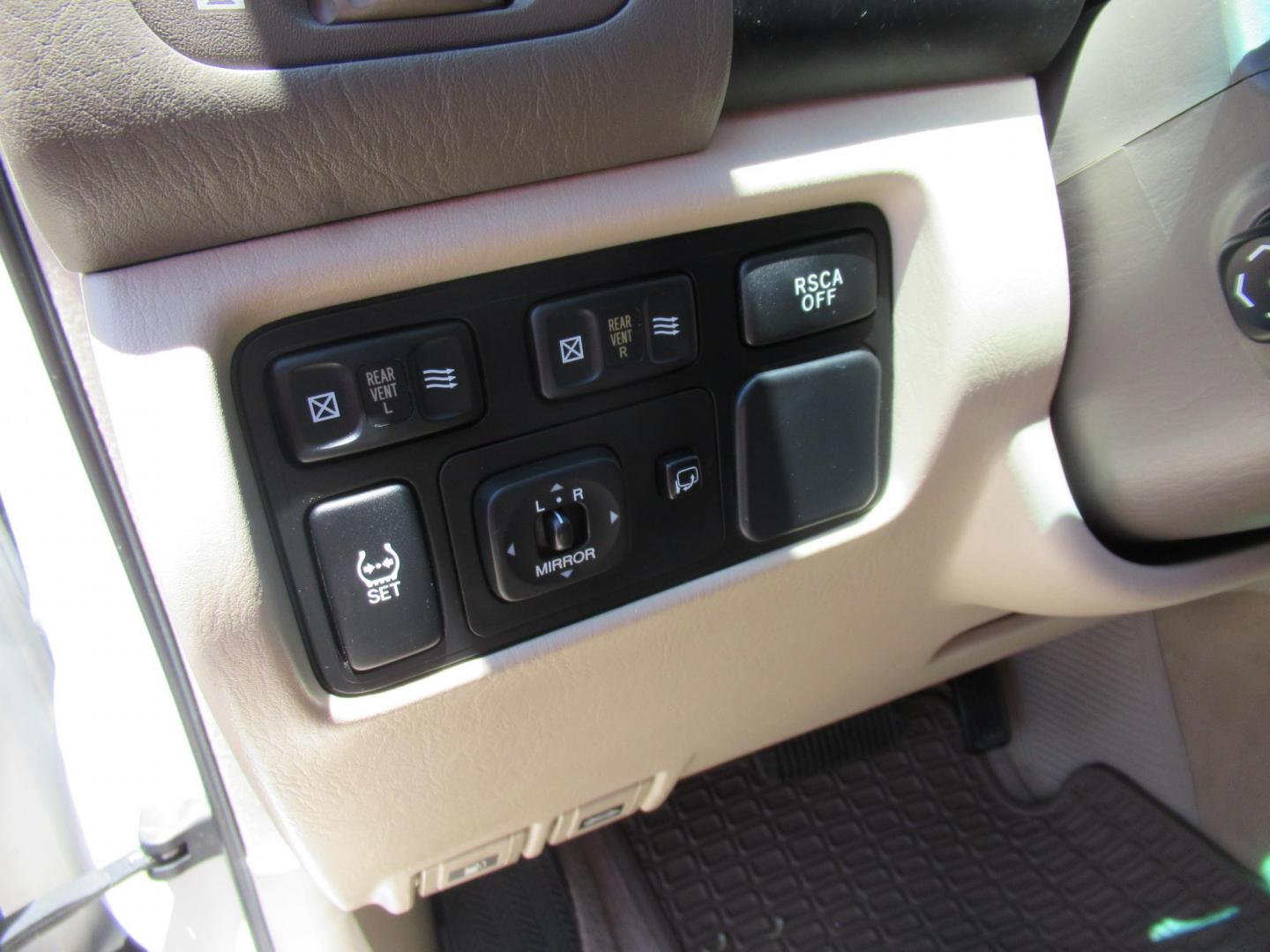 2006 White /Tan Lexus LX 470 Sport Utility (JTJHT00W264) with an 4.7L V8 DOHC 32V engine, Automatic Overdrive transmission, located at 1511 North Shepherd Dr., Houston, TX, 77008, (281) 657-1221, 29.798361, -95.412560 - 2006 LEXUS LX 470 VIN: JTJHT00W264012132 J T J H T 0 0 W 2 6 4 0 1 2 1 3 2 4 DOOR WAGON/SPORT UTILITY 4.7L V8 F 32V GASOLINE ALL WHEEL DRIVE - Photo#10