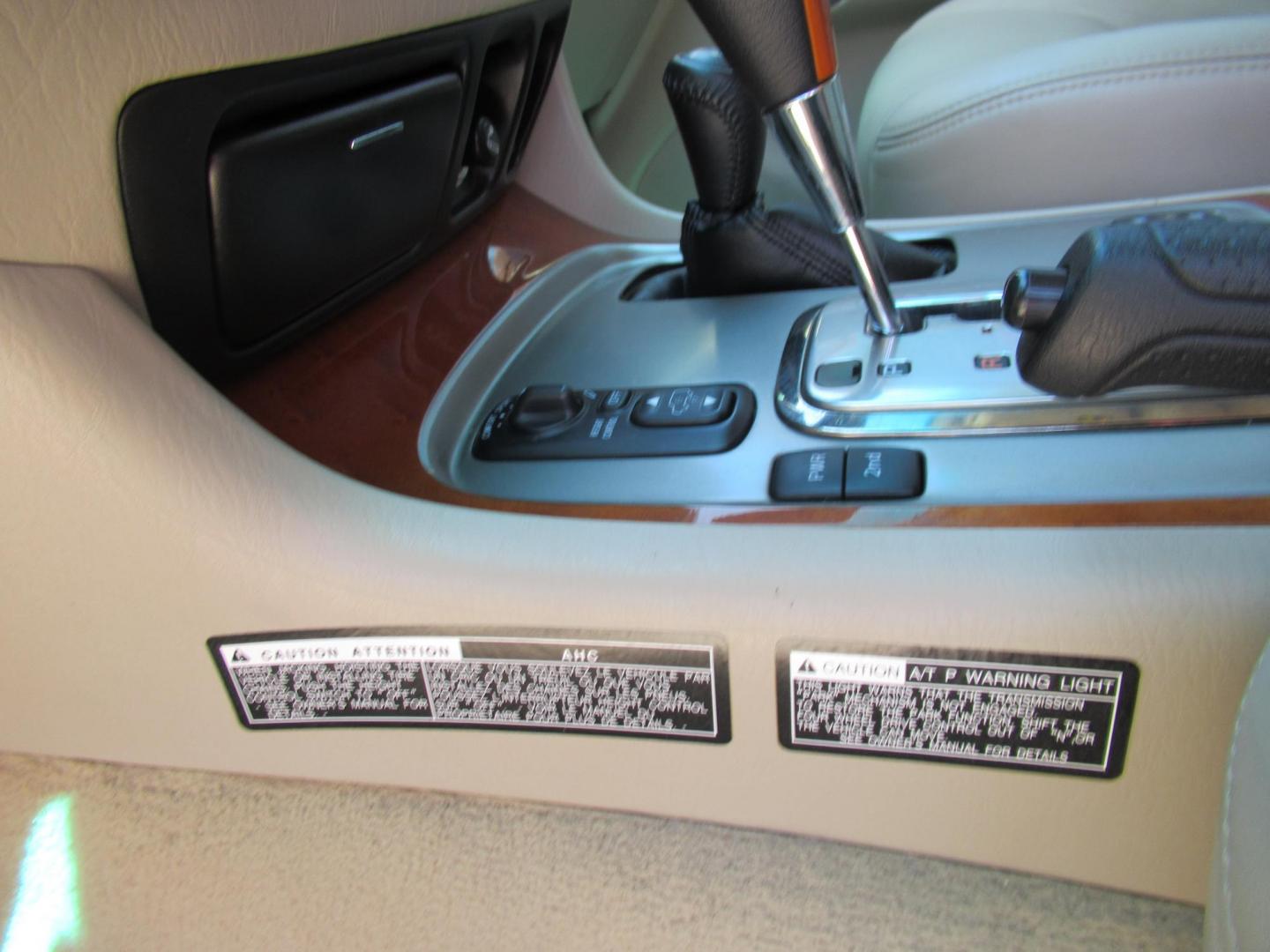 2006 White /Tan Lexus LX 470 Sport Utility (JTJHT00W264) with an 4.7L V8 DOHC 32V engine, Automatic Overdrive transmission, located at 1511 North Shepherd Dr., Houston, TX, 77008, (281) 657-1221, 29.798361, -95.412560 - 2006 LEXUS LX 470 VIN: JTJHT00W264012132 J T J H T 0 0 W 2 6 4 0 1 2 1 3 2 4 DOOR WAGON/SPORT UTILITY 4.7L V8 F 32V GASOLINE ALL WHEEL DRIVE - Photo#11