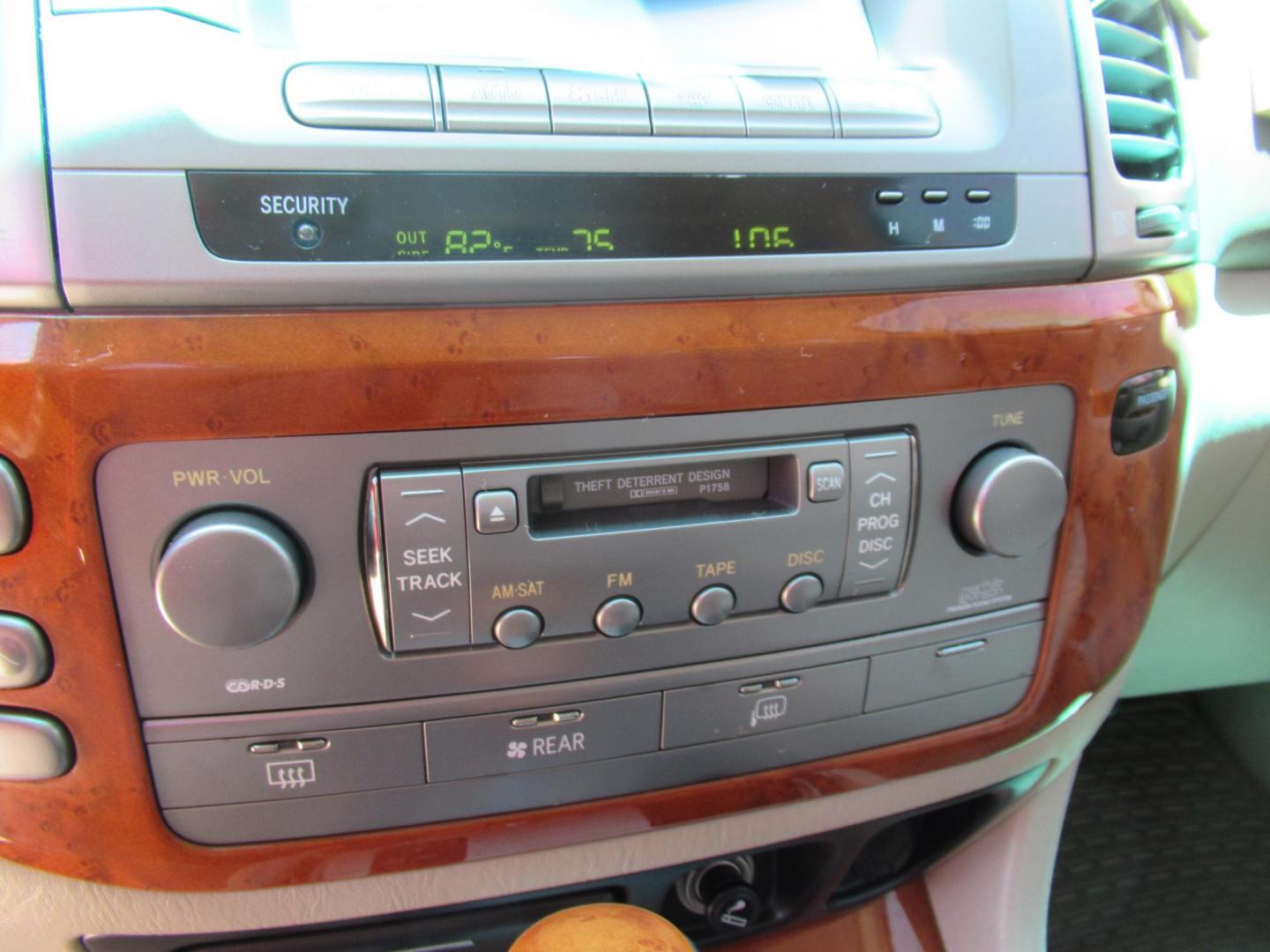 2006 White /Tan Lexus LX 470 Sport Utility (JTJHT00W264) with an 4.7L V8 DOHC 32V engine, Automatic Overdrive transmission, located at 1511 North Shepherd Dr., Houston, TX, 77008, (281) 657-1221, 29.798361, -95.412560 - 2006 LEXUS LX 470 VIN: JTJHT00W264012132 J T J H T 0 0 W 2 6 4 0 1 2 1 3 2 4 DOOR WAGON/SPORT UTILITY 4.7L V8 F 32V GASOLINE ALL WHEEL DRIVE - Photo#13
