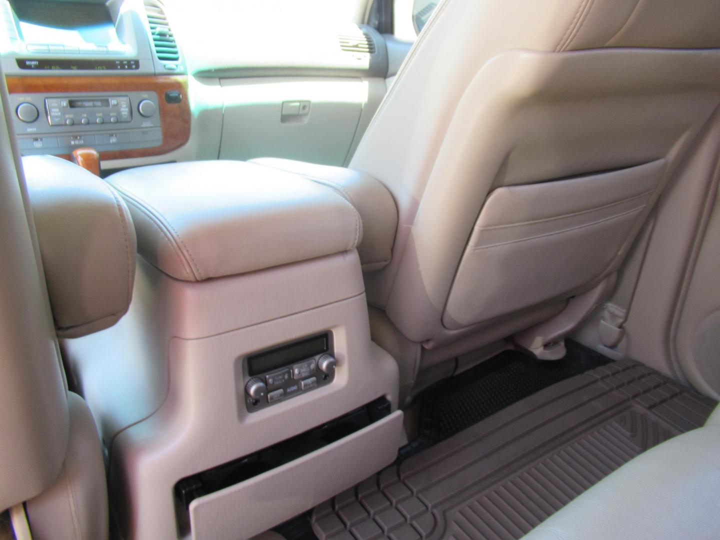 2006 White /Tan Lexus LX 470 Sport Utility (JTJHT00W264) with an 4.7L V8 DOHC 32V engine, Automatic Overdrive transmission, located at 1511 North Shepherd Dr., Houston, TX, 77008, (281) 657-1221, 29.798361, -95.412560 - 2006 LEXUS LX 470 VIN: JTJHT00W264012132 J T J H T 0 0 W 2 6 4 0 1 2 1 3 2 4 DOOR WAGON/SPORT UTILITY 4.7L V8 F 32V GASOLINE ALL WHEEL DRIVE - Photo#19