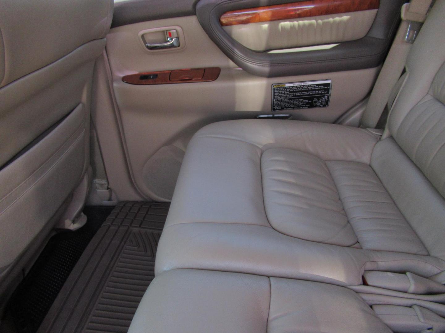 2006 White /Tan Lexus LX 470 Sport Utility (JTJHT00W264) with an 4.7L V8 DOHC 32V engine, Automatic Overdrive transmission, located at 1511 North Shepherd Dr., Houston, TX, 77008, (281) 657-1221, 29.798361, -95.412560 - 2006 LEXUS LX 470 VIN: JTJHT00W264012132 J T J H T 0 0 W 2 6 4 0 1 2 1 3 2 4 DOOR WAGON/SPORT UTILITY 4.7L V8 F 32V GASOLINE ALL WHEEL DRIVE - Photo#18