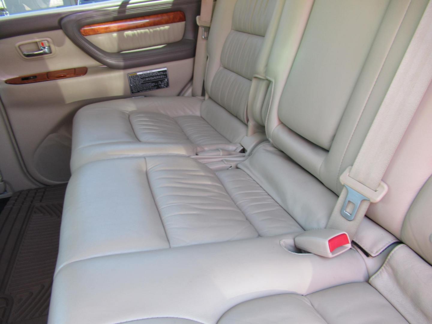 2006 White /Tan Lexus LX 470 Sport Utility (JTJHT00W264) with an 4.7L V8 DOHC 32V engine, Automatic Overdrive transmission, located at 1511 North Shepherd Dr., Houston, TX, 77008, (281) 657-1221, 29.798361, -95.412560 - 2006 LEXUS LX 470 VIN: JTJHT00W264012132 J T J H T 0 0 W 2 6 4 0 1 2 1 3 2 4 DOOR WAGON/SPORT UTILITY 4.7L V8 F 32V GASOLINE ALL WHEEL DRIVE - Photo#23