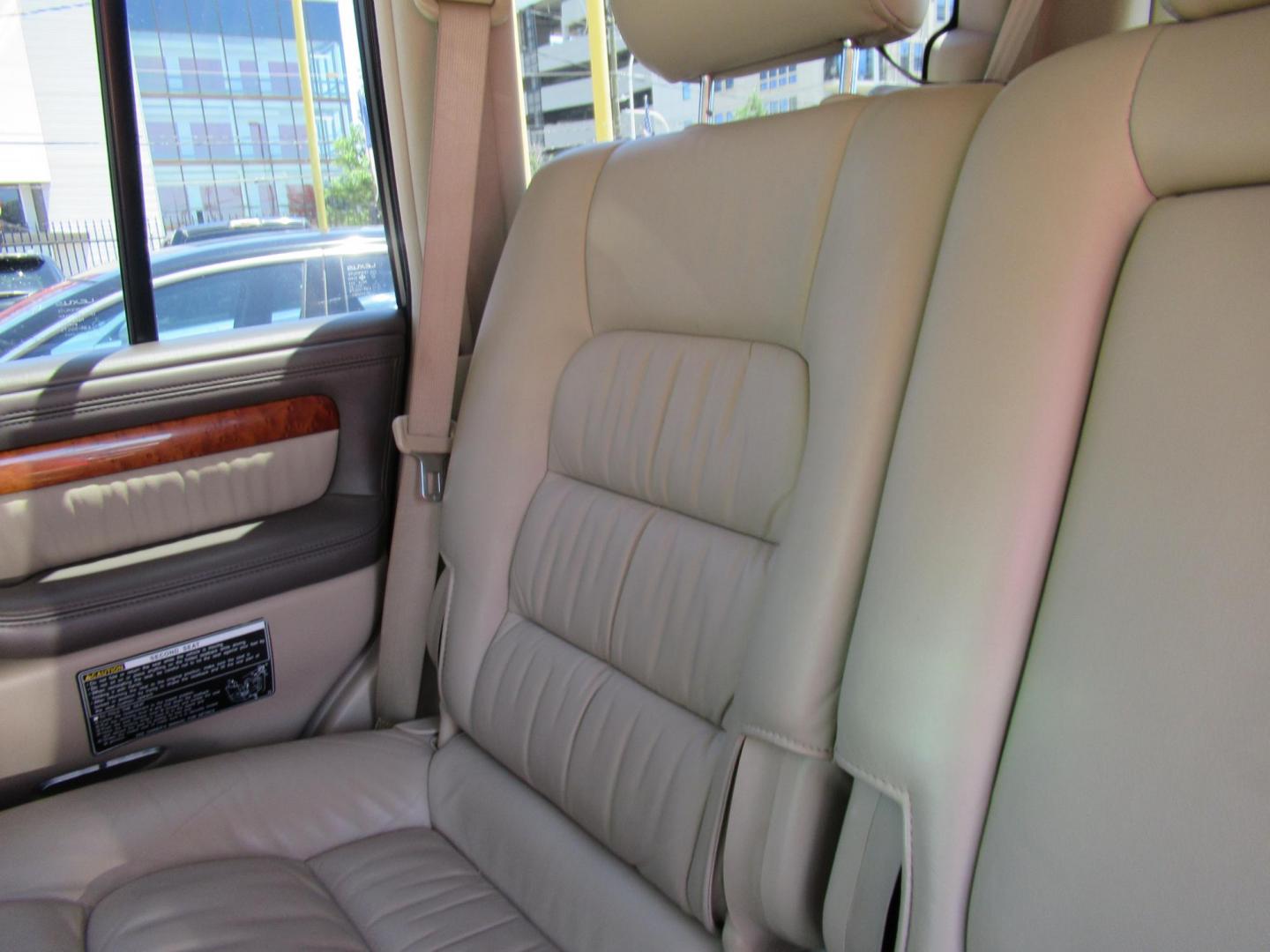 2006 White /Tan Lexus LX 470 Sport Utility (JTJHT00W264) with an 4.7L V8 DOHC 32V engine, Automatic Overdrive transmission, located at 1511 North Shepherd Dr., Houston, TX, 77008, (281) 657-1221, 29.798361, -95.412560 - 2006 LEXUS LX 470 VIN: JTJHT00W264012132 J T J H T 0 0 W 2 6 4 0 1 2 1 3 2 4 DOOR WAGON/SPORT UTILITY 4.7L V8 F 32V GASOLINE ALL WHEEL DRIVE - Photo#22