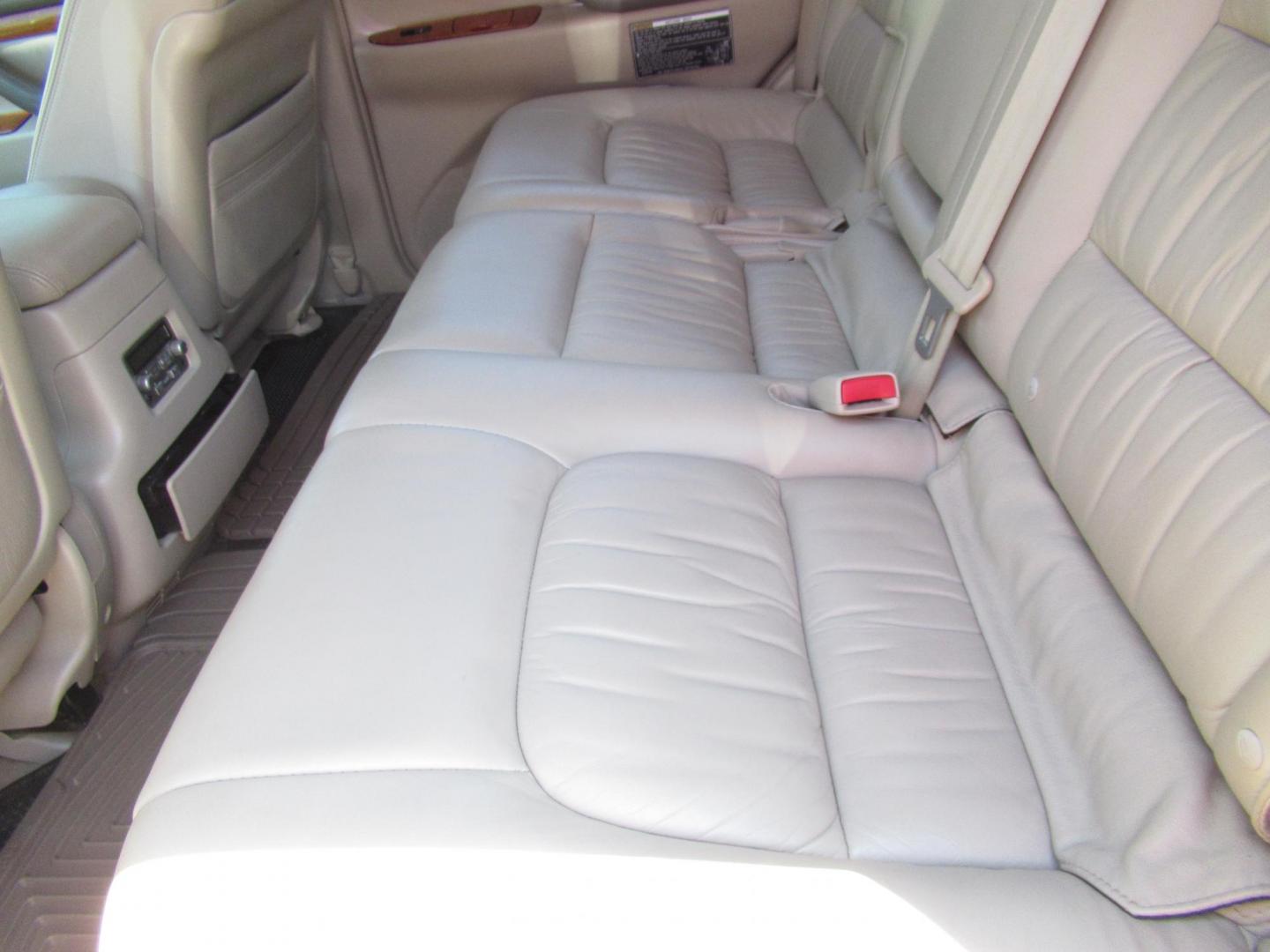 2006 White /Tan Lexus LX 470 Sport Utility (JTJHT00W264) with an 4.7L V8 DOHC 32V engine, Automatic Overdrive transmission, located at 1511 North Shepherd Dr., Houston, TX, 77008, (281) 657-1221, 29.798361, -95.412560 - 2006 LEXUS LX 470 VIN: JTJHT00W264012132 J T J H T 0 0 W 2 6 4 0 1 2 1 3 2 4 DOOR WAGON/SPORT UTILITY 4.7L V8 F 32V GASOLINE ALL WHEEL DRIVE - Photo#24