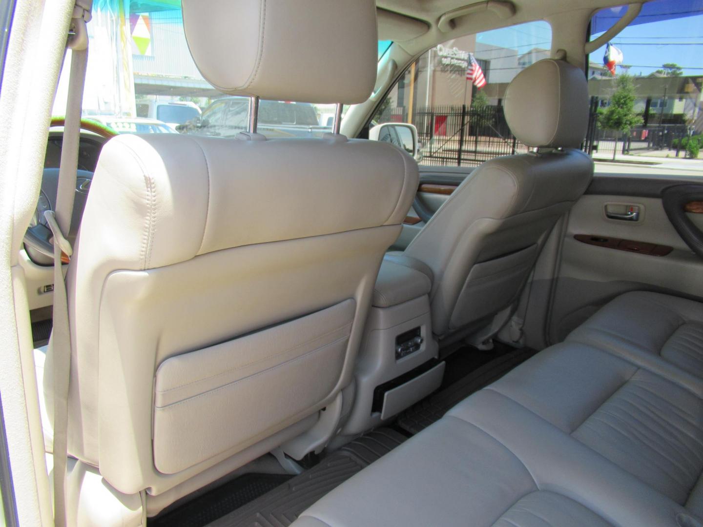 2006 White /Tan Lexus LX 470 Sport Utility (JTJHT00W264) with an 4.7L V8 DOHC 32V engine, Automatic Overdrive transmission, located at 1511 North Shepherd Dr., Houston, TX, 77008, (281) 657-1221, 29.798361, -95.412560 - 2006 LEXUS LX 470 VIN: JTJHT00W264012132 J T J H T 0 0 W 2 6 4 0 1 2 1 3 2 4 DOOR WAGON/SPORT UTILITY 4.7L V8 F 32V GASOLINE ALL WHEEL DRIVE - Photo#26