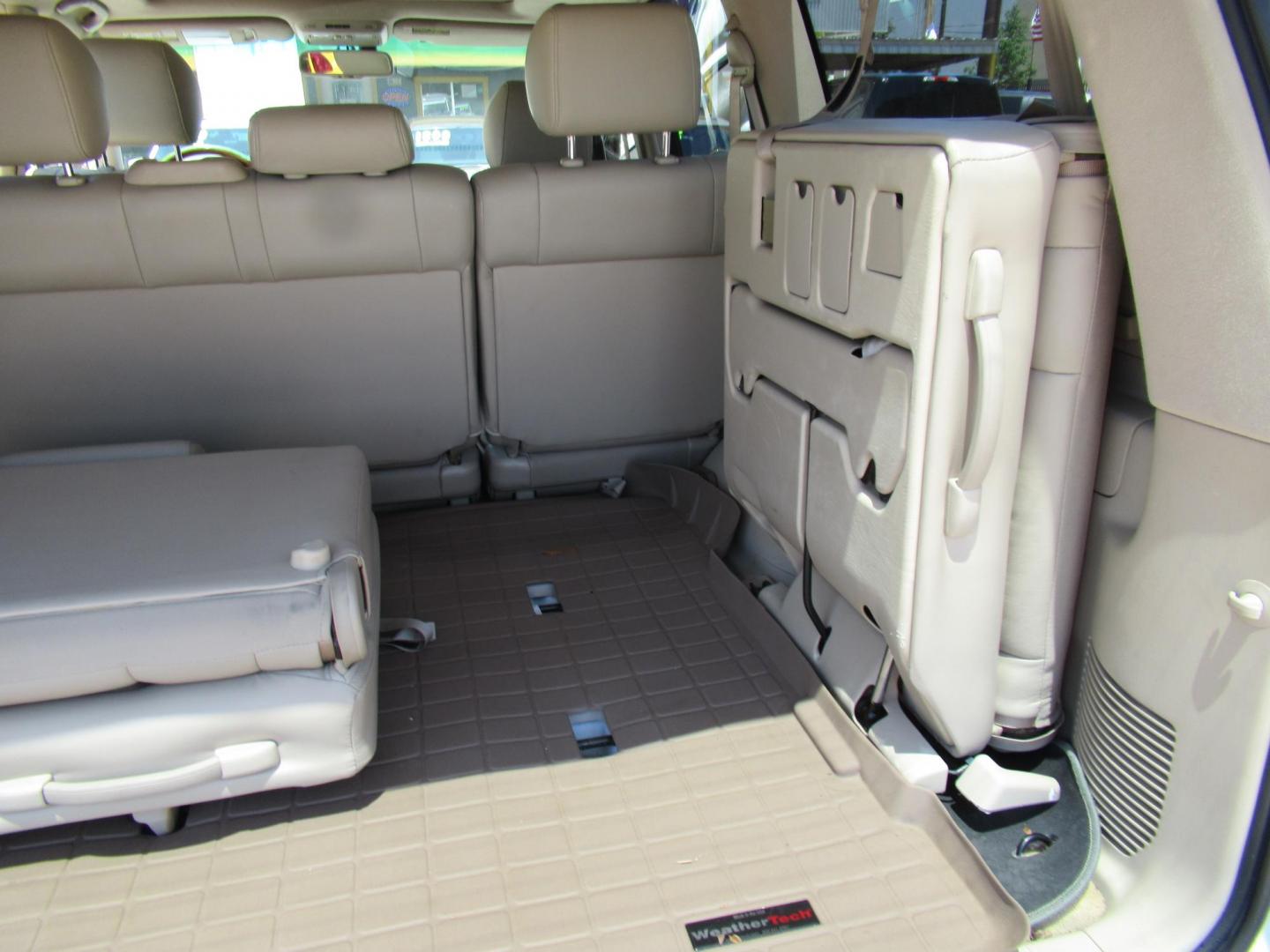 2006 White /Tan Lexus LX 470 Sport Utility (JTJHT00W264) with an 4.7L V8 DOHC 32V engine, Automatic Overdrive transmission, located at 1511 North Shepherd Dr., Houston, TX, 77008, (281) 657-1221, 29.798361, -95.412560 - 2006 LEXUS LX 470 VIN: JTJHT00W264012132 J T J H T 0 0 W 2 6 4 0 1 2 1 3 2 4 DOOR WAGON/SPORT UTILITY 4.7L V8 F 32V GASOLINE ALL WHEEL DRIVE - Photo#28