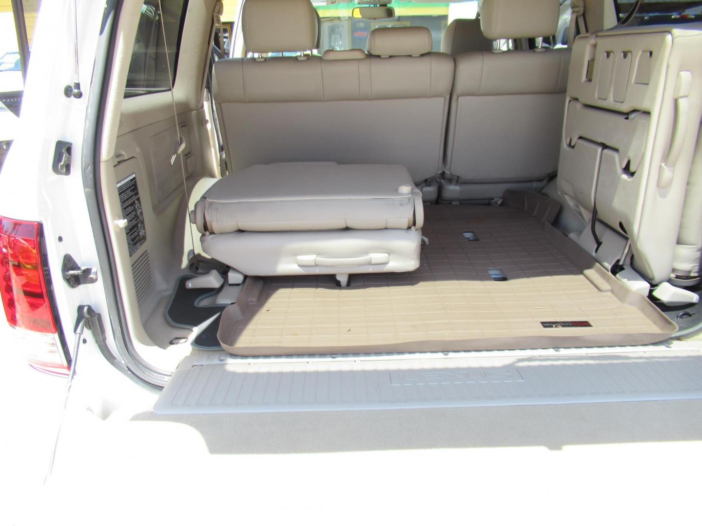 2006 White /Tan Lexus LX 470 Sport Utility (JTJHT00W264) with an 4.7L V8 DOHC 32V engine, Automatic Overdrive transmission, located at 1511 North Shepherd Dr., Houston, TX, 77008, (281) 657-1221, 29.798361, -95.412560 - 2006 LEXUS LX 470 VIN: JTJHT00W264012132 J T J H T 0 0 W 2 6 4 0 1 2 1 3 2 4 DOOR WAGON/SPORT UTILITY 4.7L V8 F 32V GASOLINE ALL WHEEL DRIVE - Photo#29
